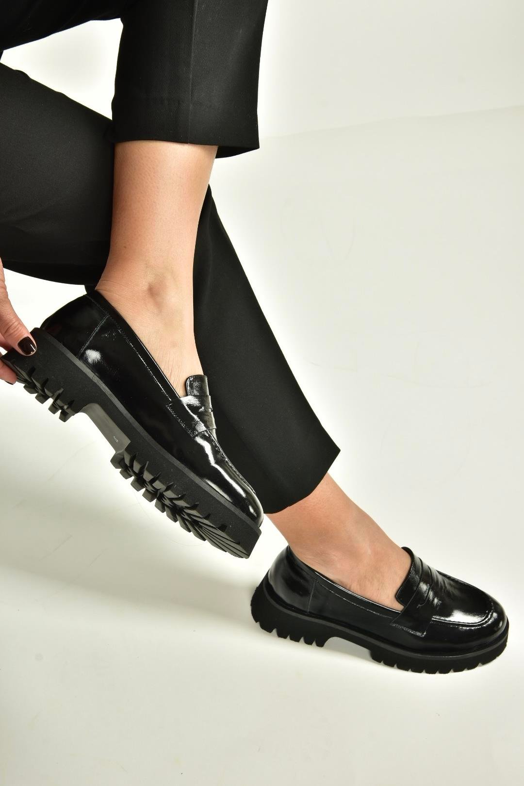 V944086108 Siyah Hakiki Deri Rugan Kalın Tabanlı Makosen Ayakkabı