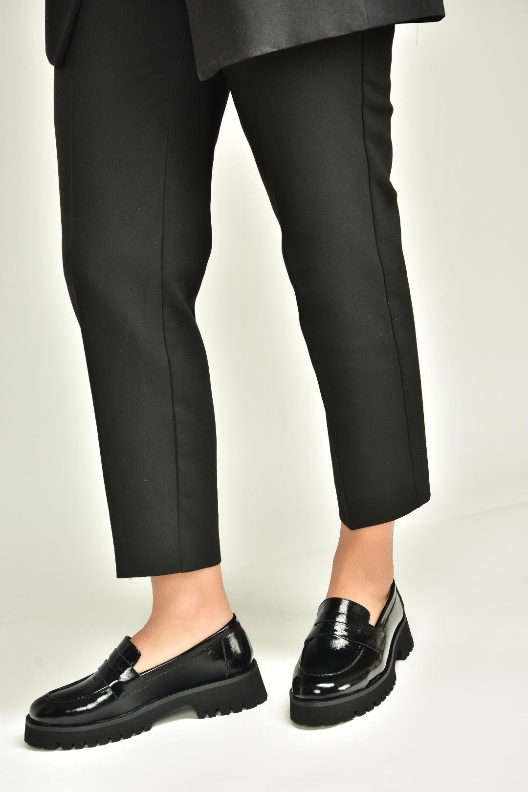 V944086108 Siyah Hakiki Deri Rugan Kalın Tabanlı Makosen Ayakkabı