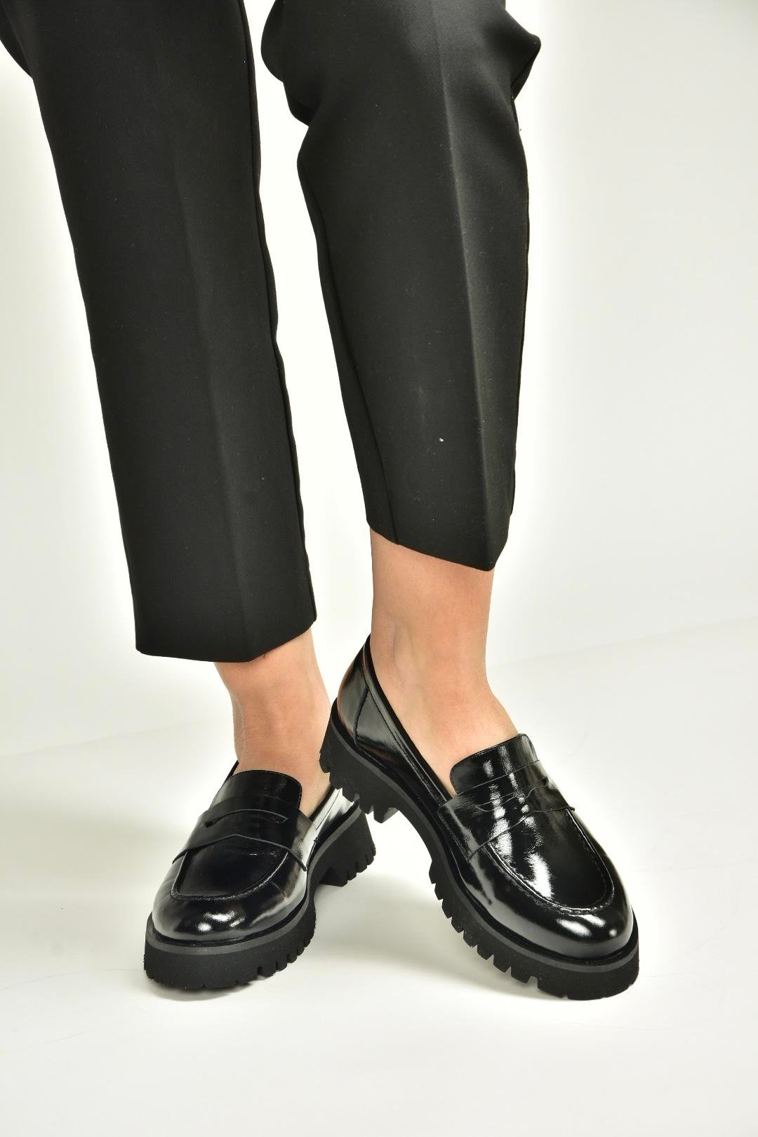 V944086108 Siyah Hakiki Deri Rugan Kalın Tabanlı Makosen Ayakkabı