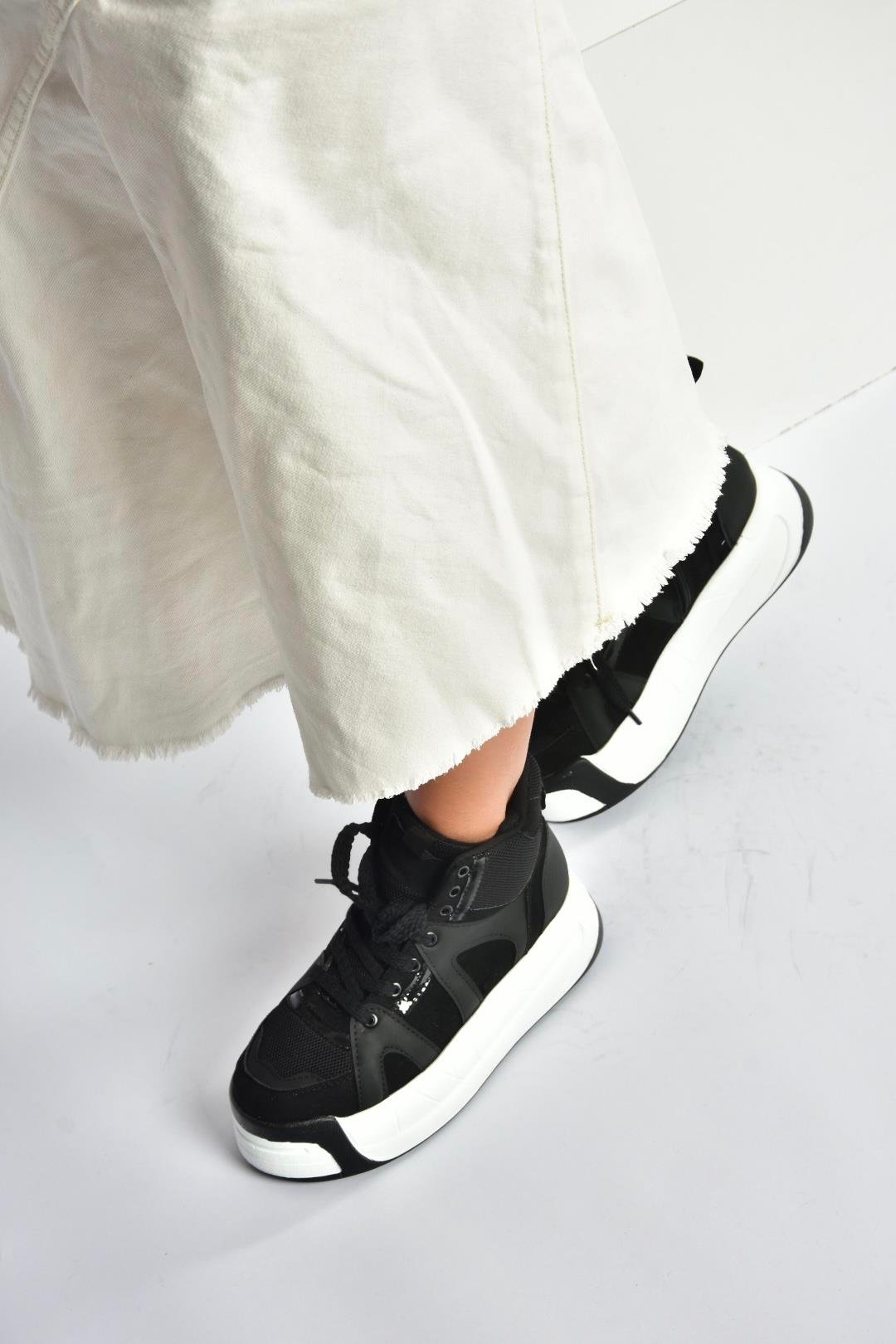 V973019102 Siyah/Beyaz Süet Kalın Tabanlı Kadın Spor Ayakkabı Sneakers