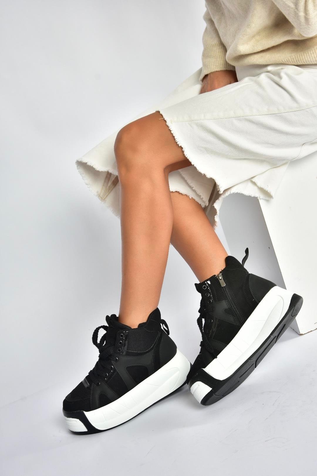 V973019102 Siyah/Beyaz Süet Kalın Tabanlı Kadın Spor Ayakkabı Sneakers