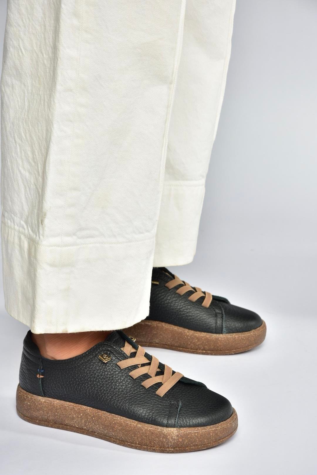 V999060503 Siyah Hakiki Deri Nubuk Kadın Spor Ayakkabı Sneakers