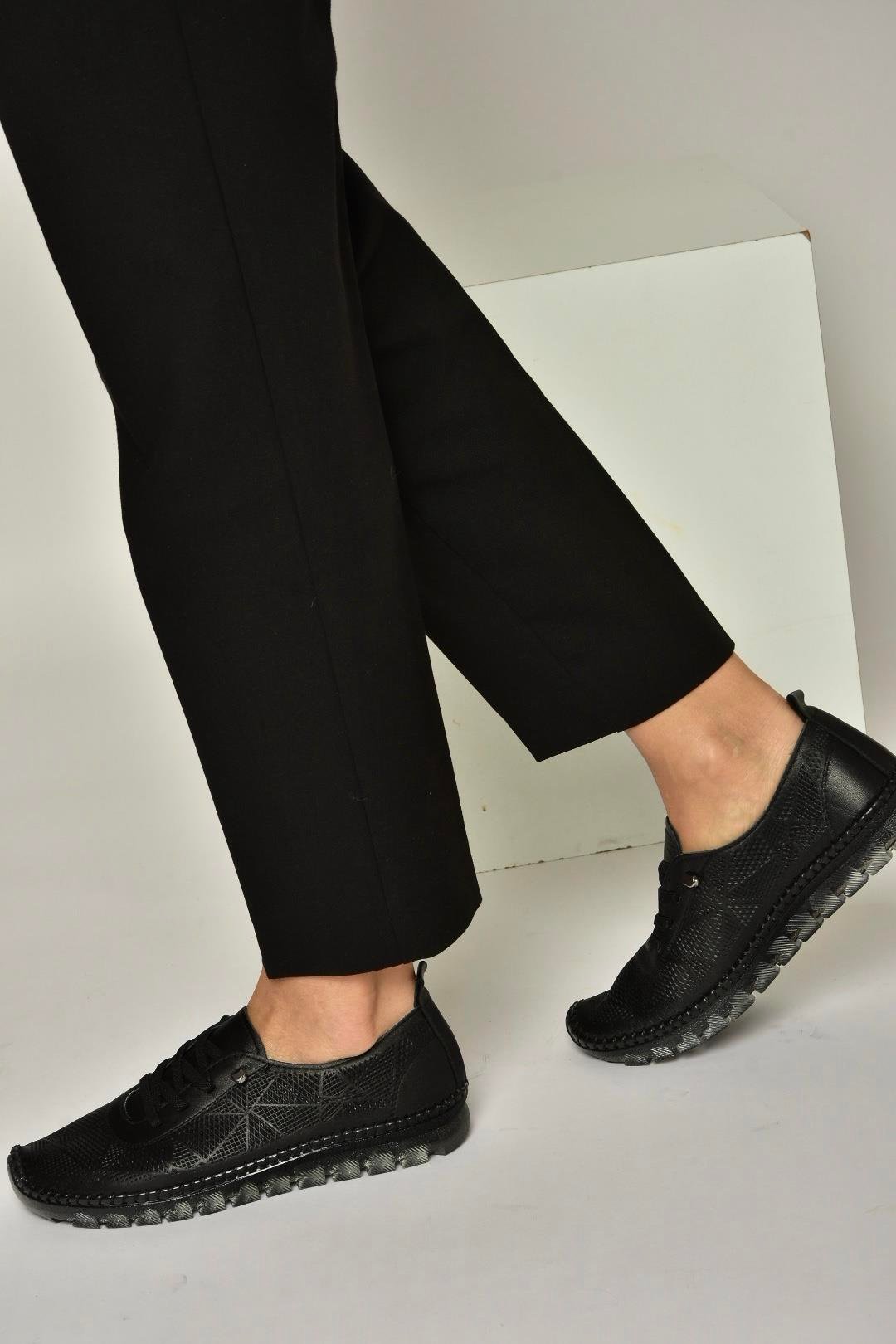 Y555024103 Siyah Hakiki Deri Comfort Ortopedik Taban Kadın Ayakkabı