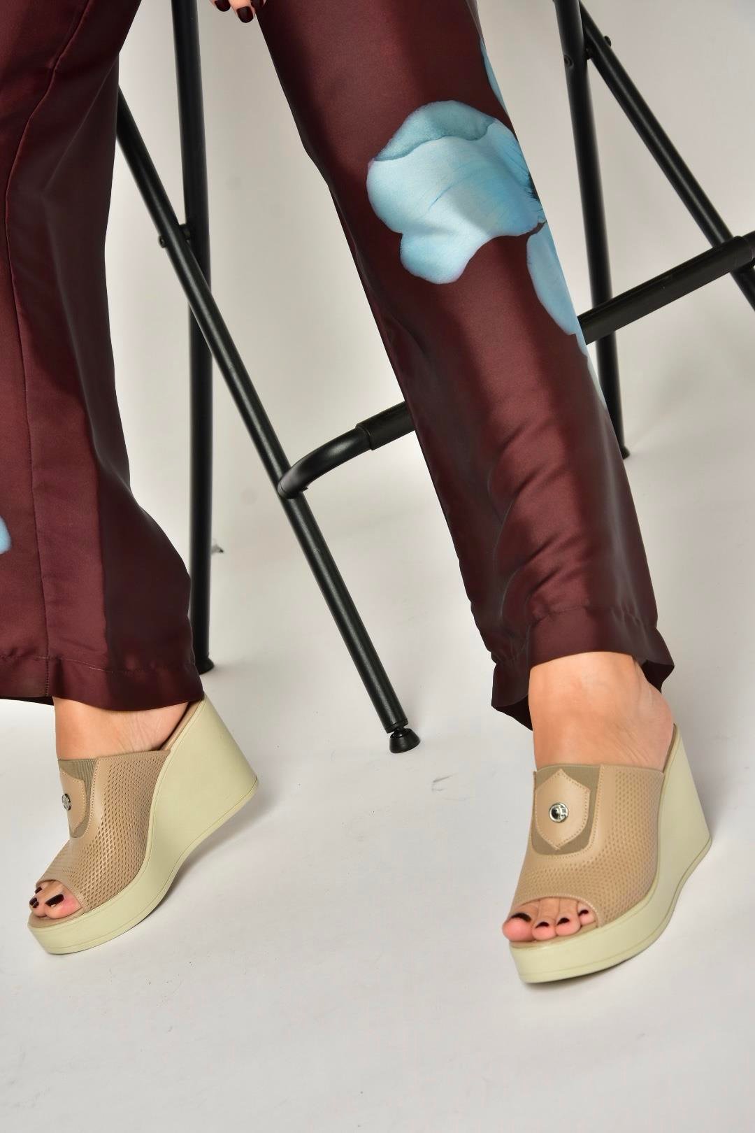 Y555250703 Bej Hakiki Deri Dolgu Topuklu Kadın Terlik