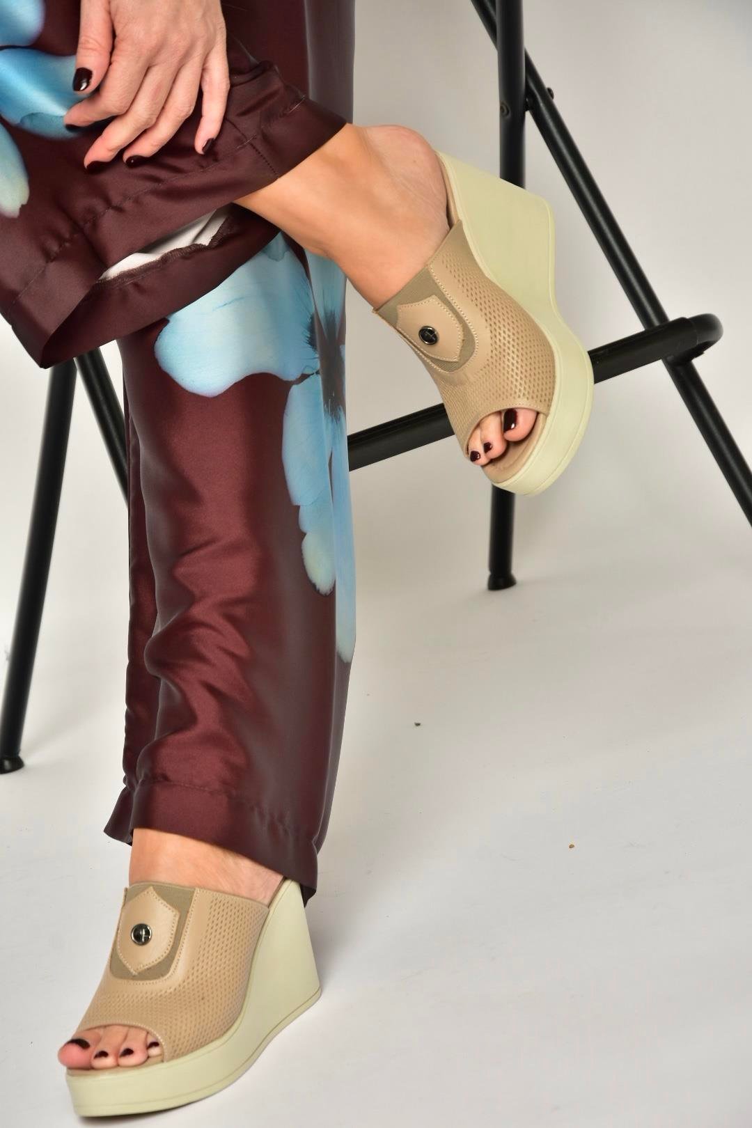 Y555250703 Bej Hakiki Deri Dolgu Topuklu Kadın Terlik