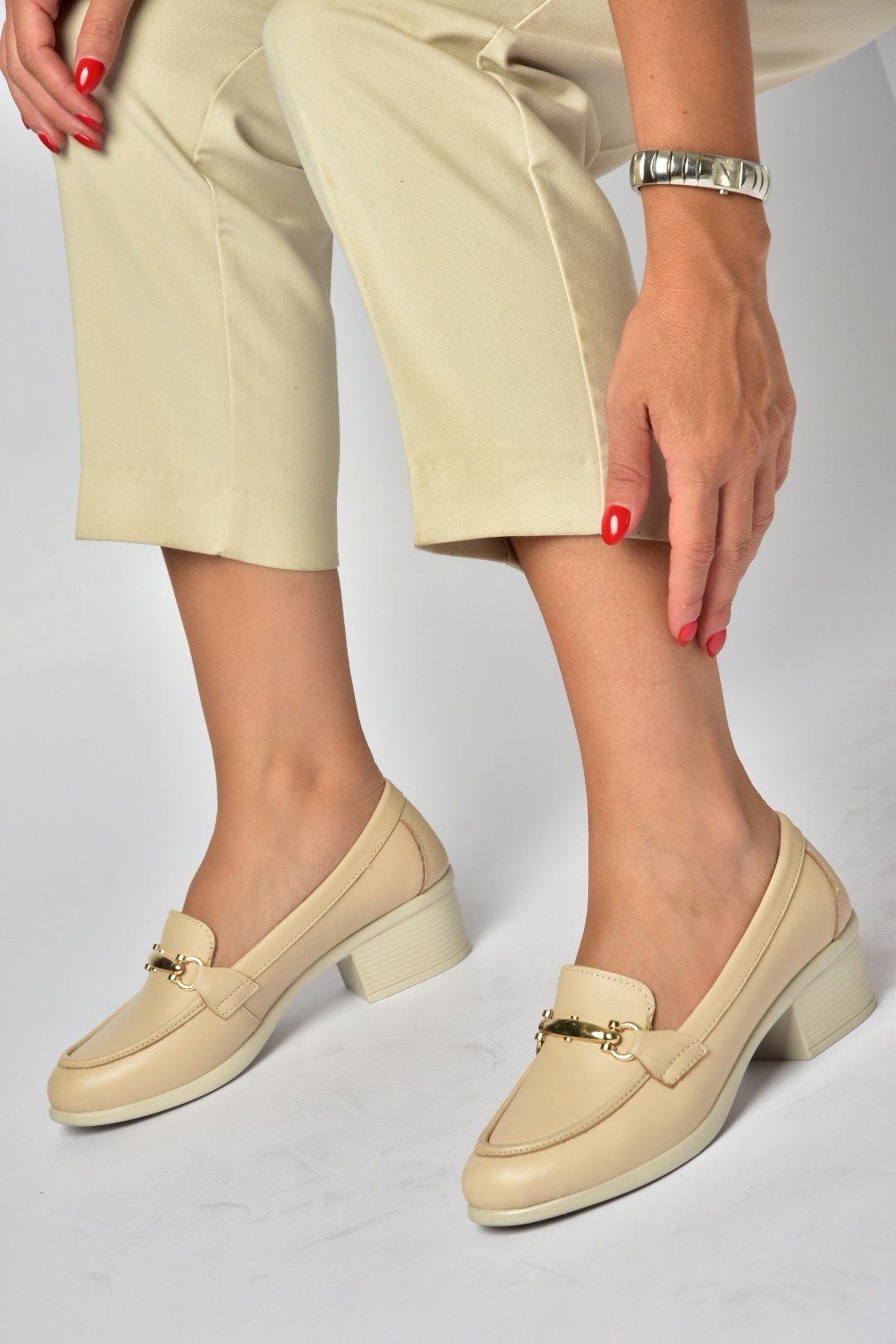 Y555592003 Bej Hakiki Deri Kalın Alçak Topuklu Kadın Ayakkabı