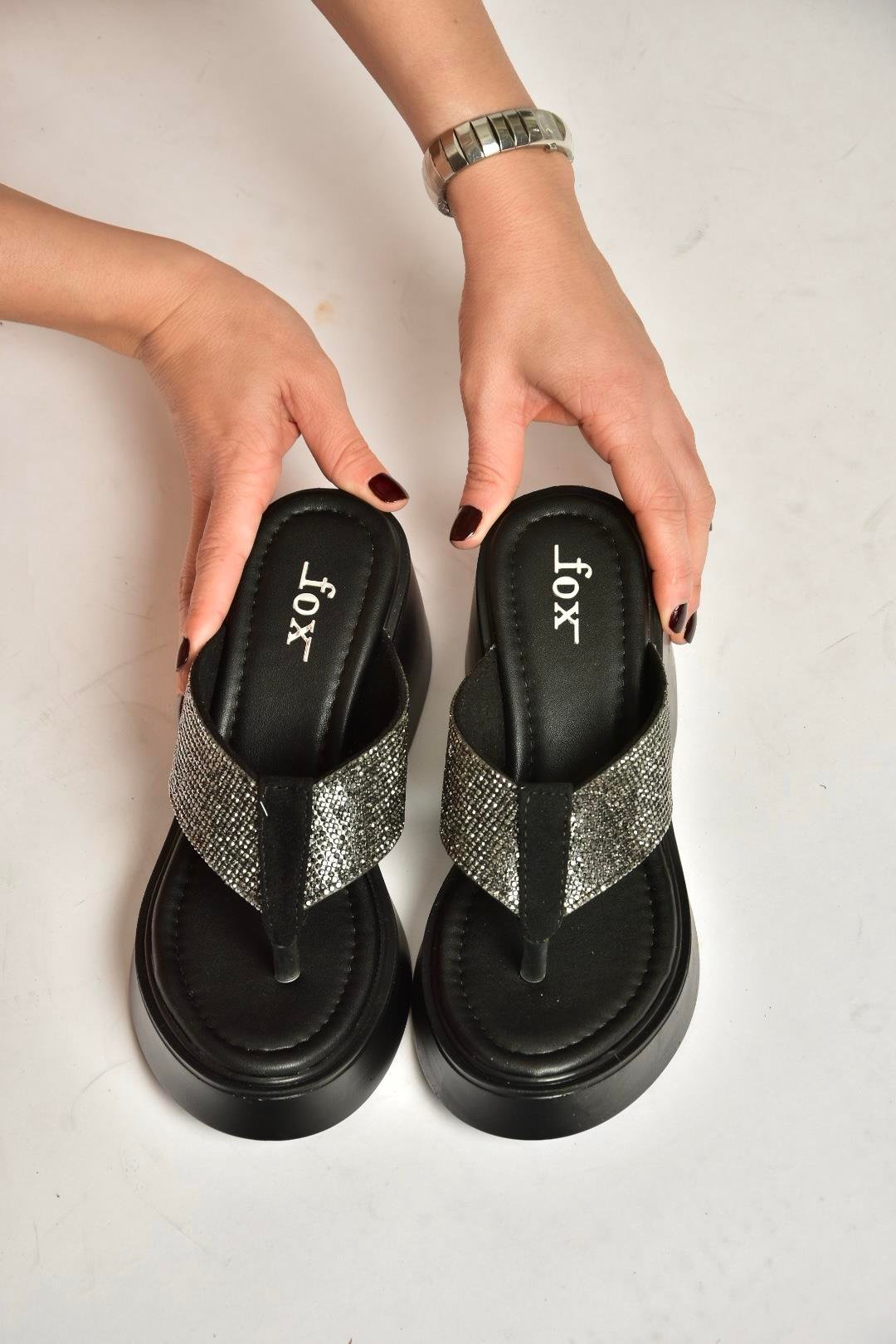 Y973525309 Siyah Taş Detaylı Parmak Arası Kalın Tabanlı Kadın Terlik