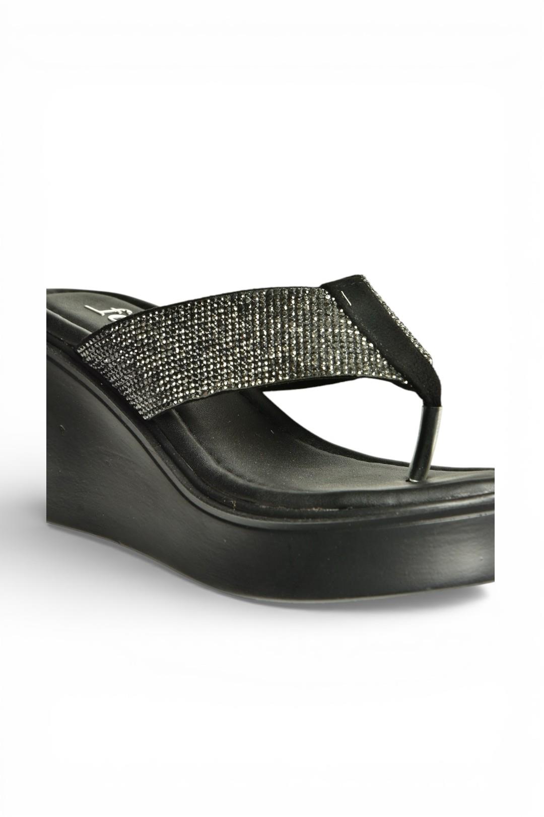 Y973525309 Siyah Taş Detaylı Parmak Arası Kalın Tabanlı Kadın Terlik