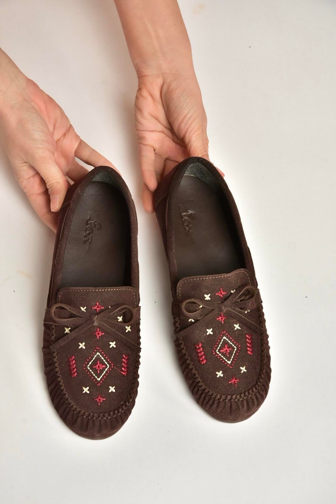Y996073102 Kahverengi Süet Renkli Motif İşlemeli Kadın Babet