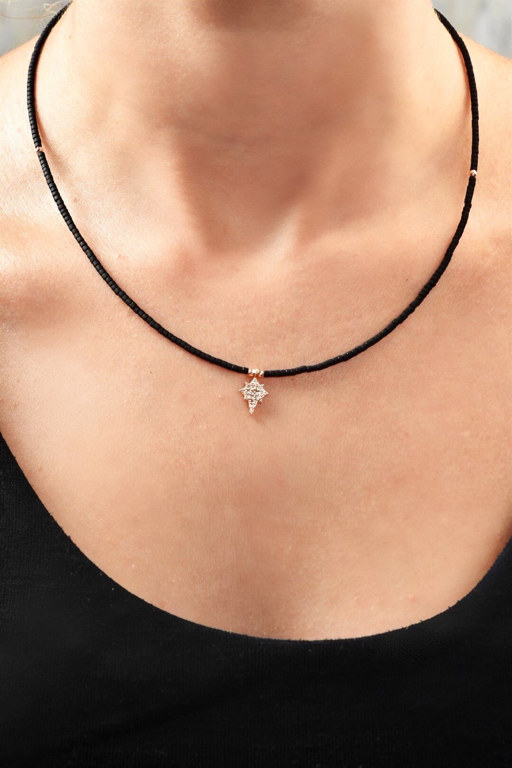 Yıldız Uçlu Siyah Kum Boncuklu Kolye KA031090
