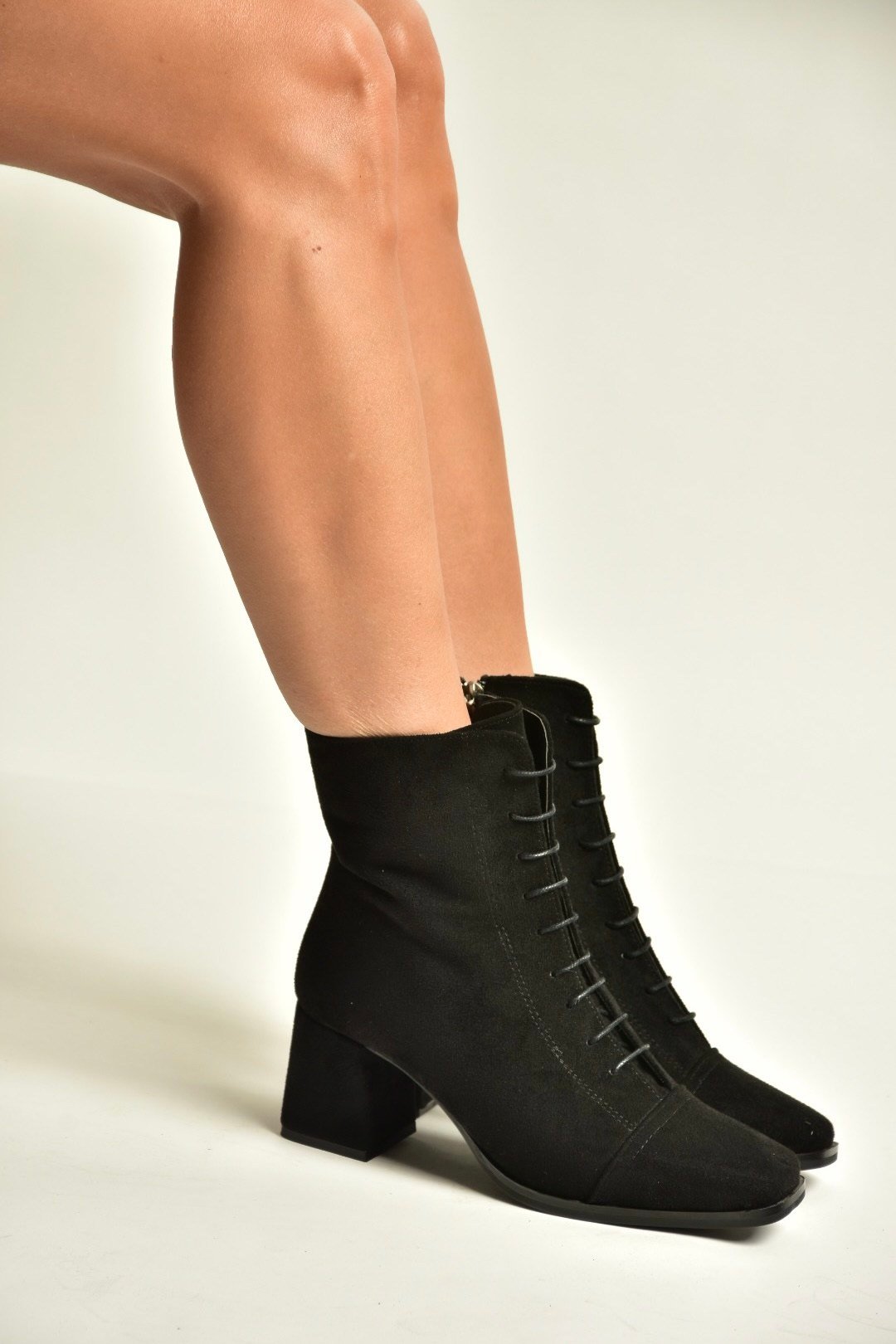 Z920103502 Siyah Süet Kalın Topuklu Bağcıklı Kadın Bot