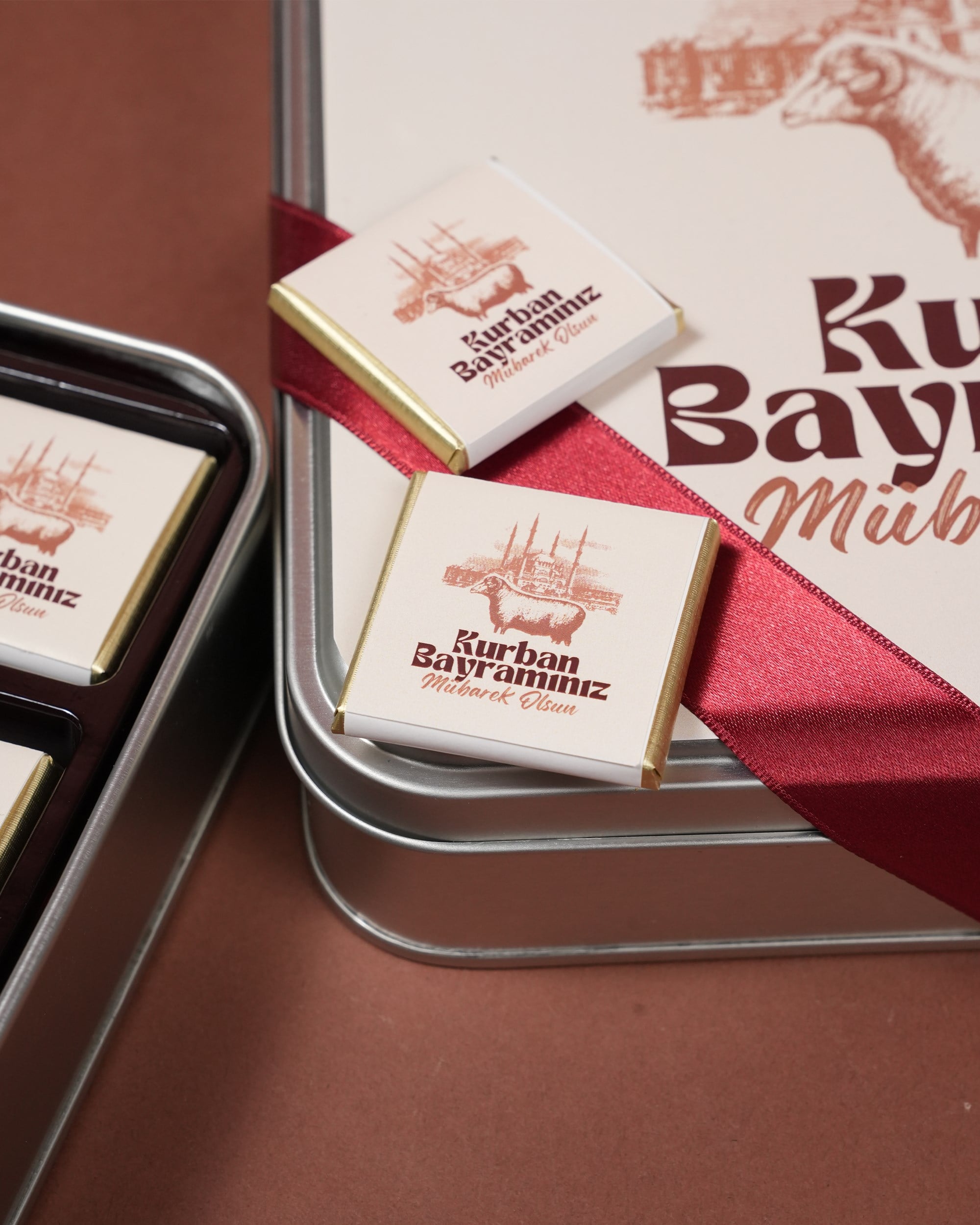 32 Adetli Kurban Bayramı Çiçek Desenli Metal Kutu Madlen Çikolata