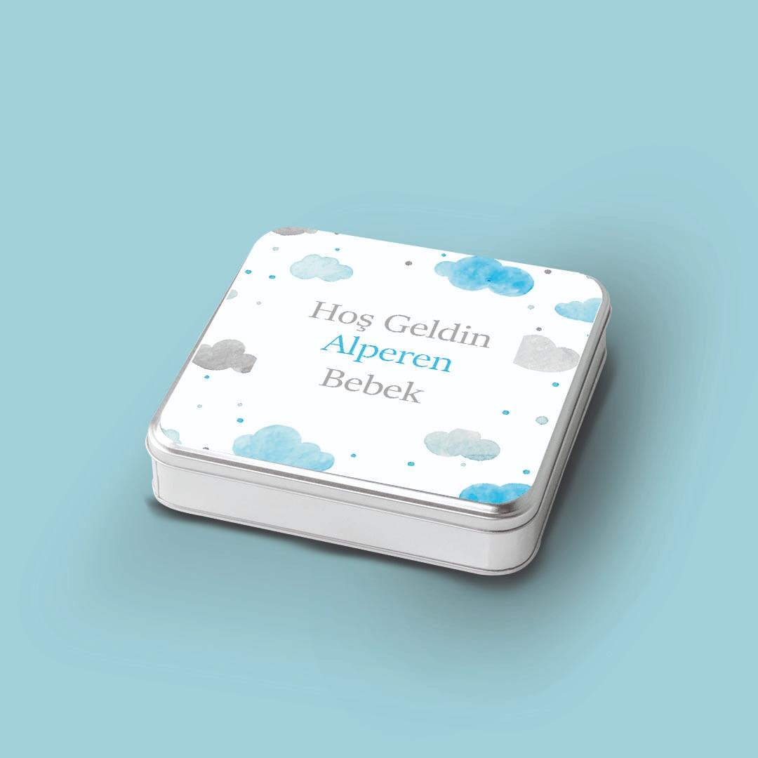 32 Adetli Mavi Bulut Desenli Metal Kutu Madlen Çikolata	