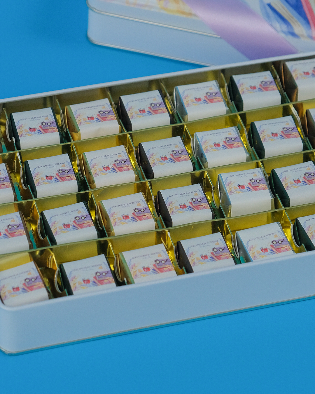 Antep Fıstıklı Çikolata Diktörtgen Metal Kutu Öğretmenler Günü Hediyesi