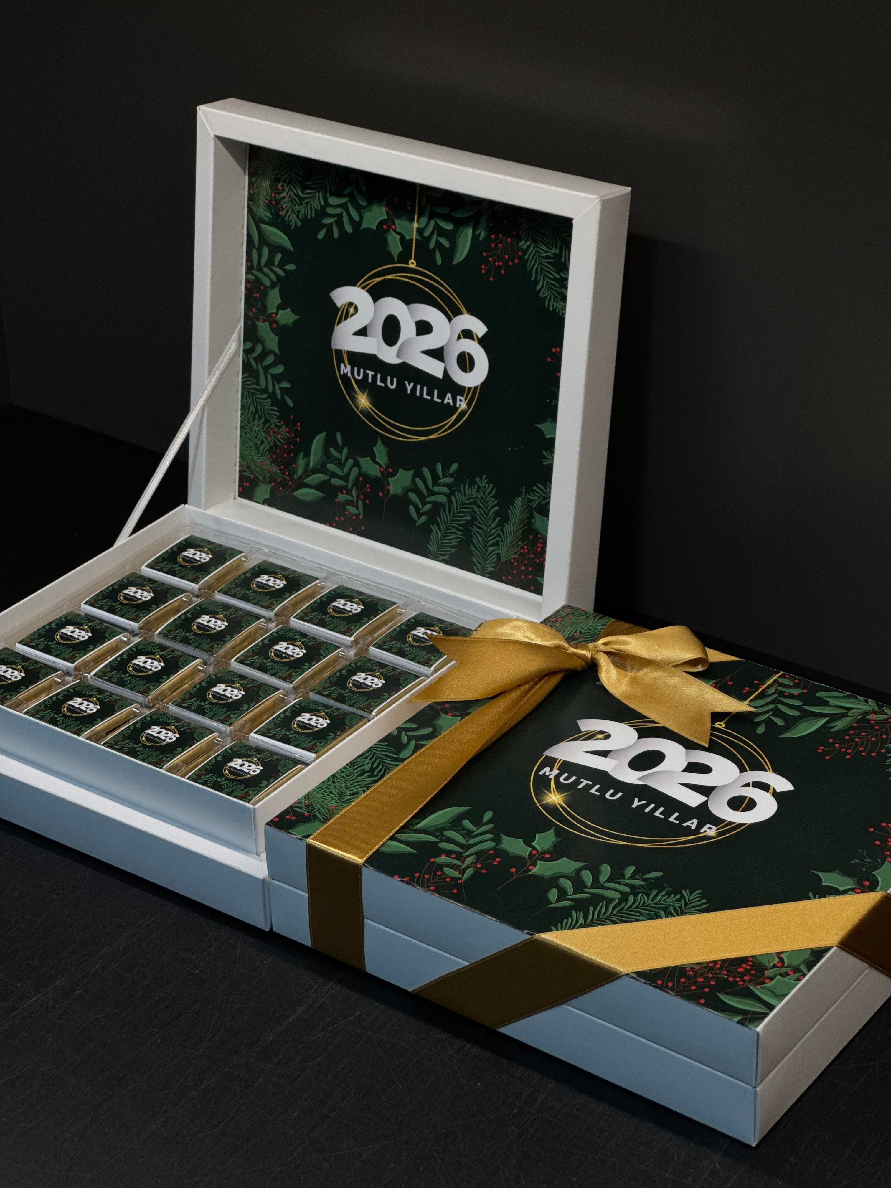 Yılbaşı Çikolataları Altın Desenli 32 Adet Madlen Çikolata Sunum Kutulu