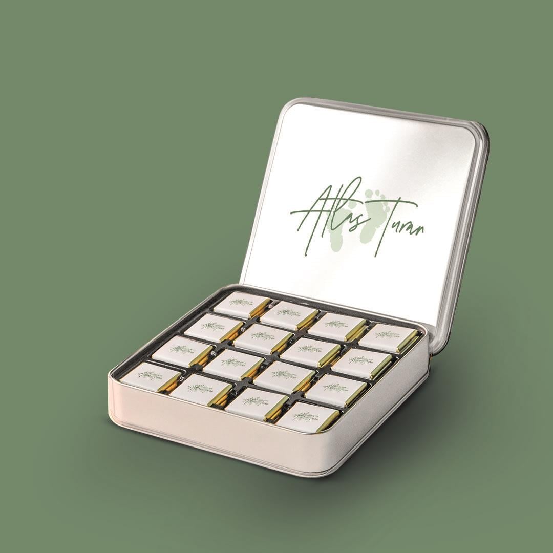 32 Adetli Ayak İzi Desenli Metal Kutu Madlen Çikolata	