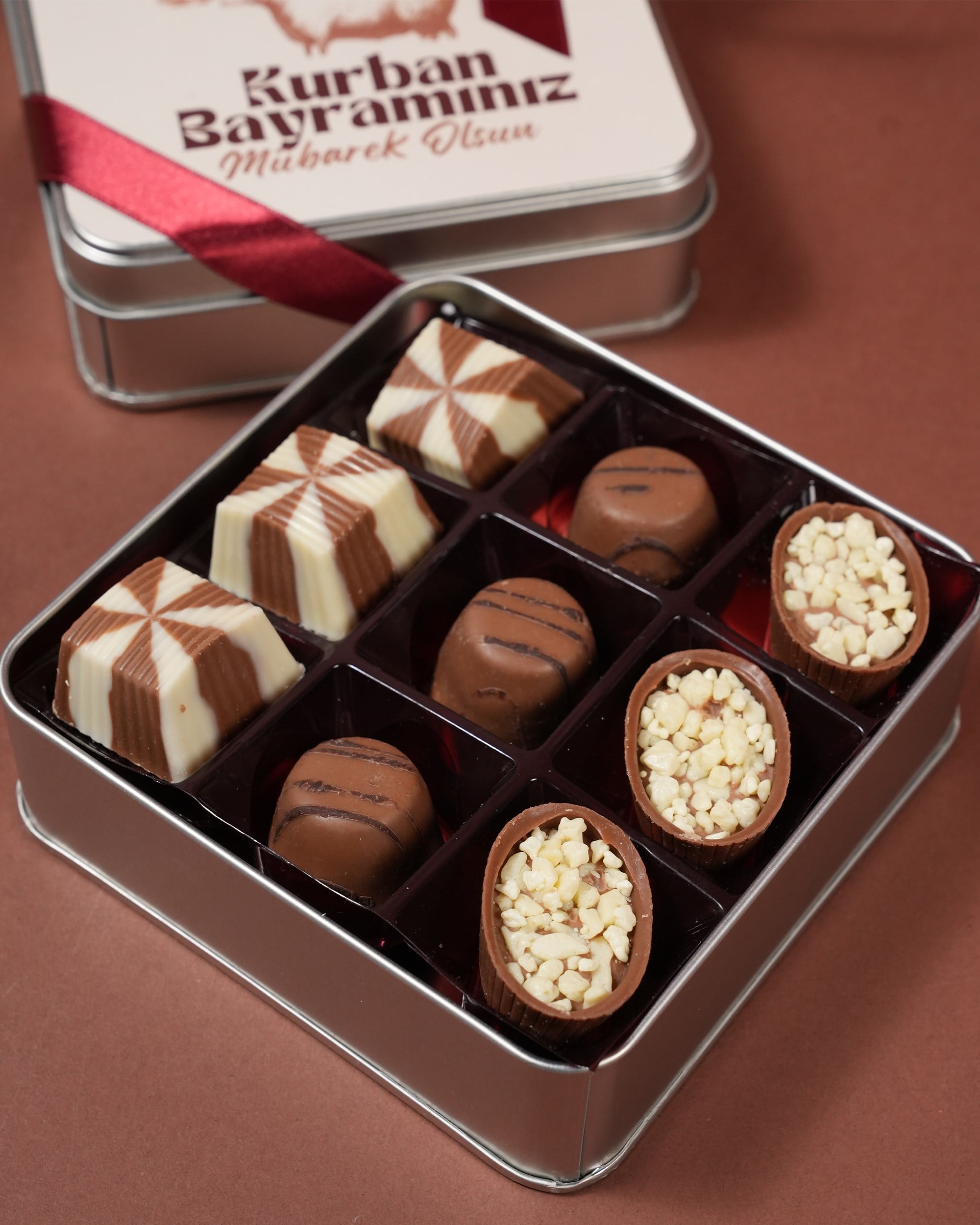 El Yapımı Spesyal Çikolata Kurban Bayramı Çiçek Desenli Metal Kutu