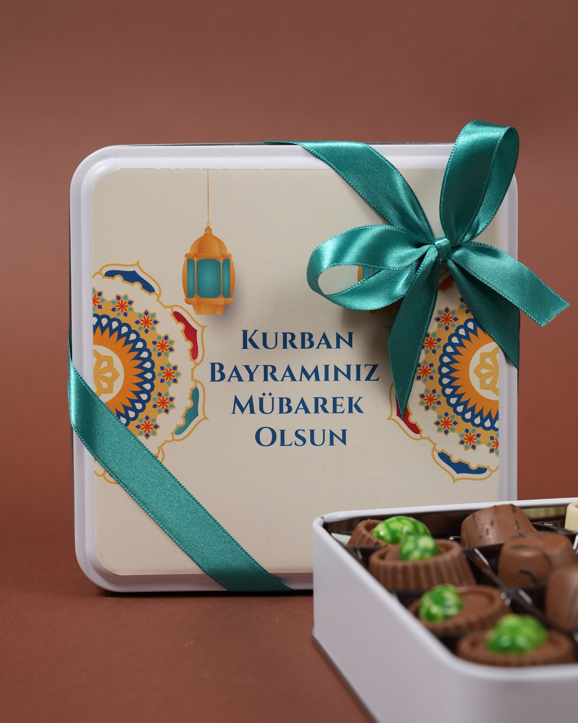 El Yapımı Spesyal Çikolata Kurban Bayramı Mandala Desenli Metal Kutu