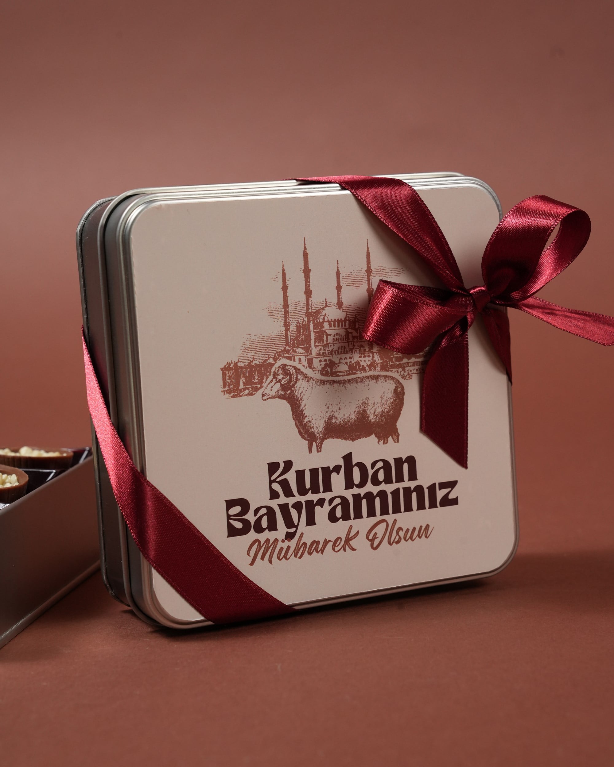 El Yapımı Spesyal Çikolata Kurban Bayramı Çiçek Desenli Metal Kutu