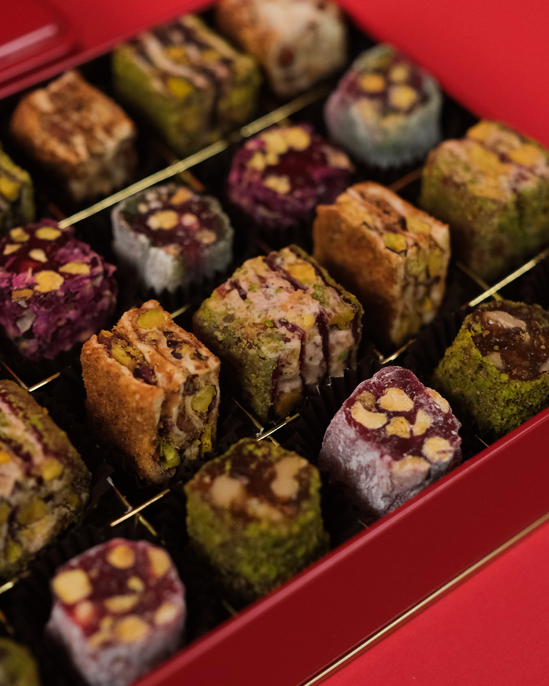 Şerit ve Baklava Lokum Serisi Diktörtgen Metal Kutu Yılbaşı Hediyesi