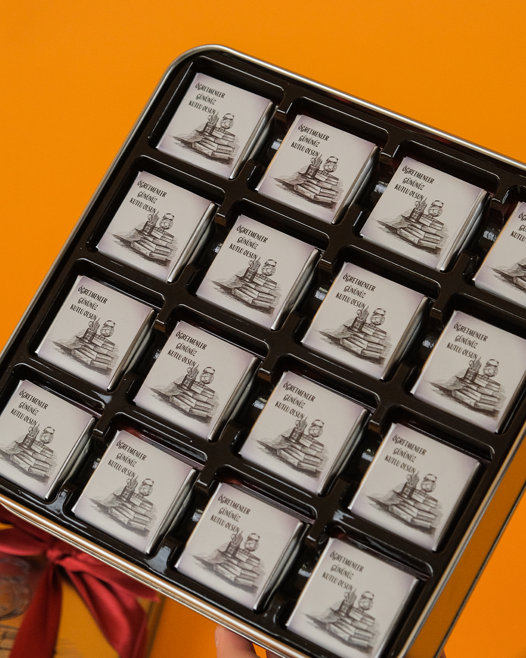 Tahta Desenli Öğretmenler Günü Hediyesi Madlen Çikolata Metal Kutu (48 Adet)