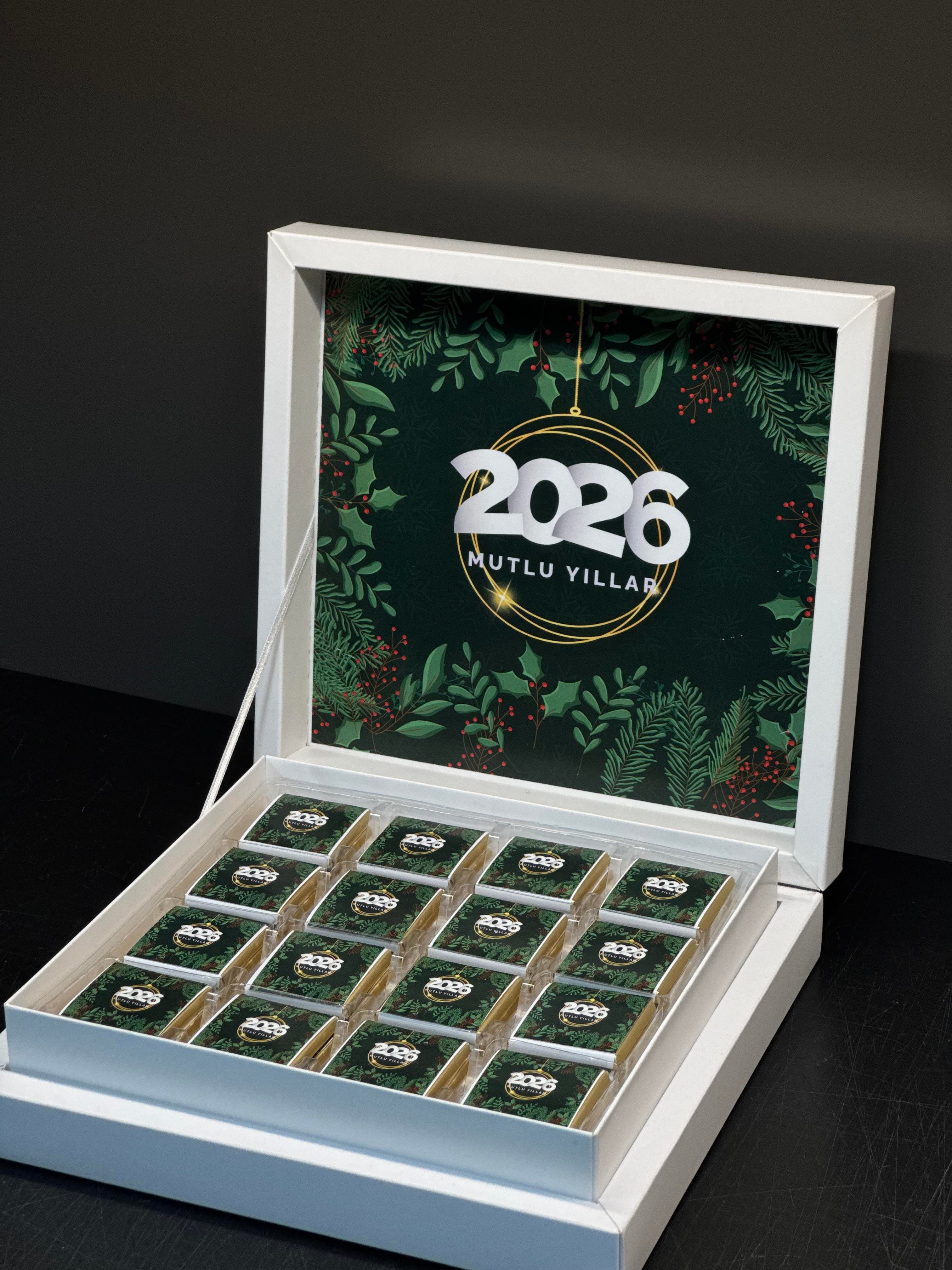 Yılbaşı Çikolataları Altın Desenli 32 Adet Madlen Çikolata Sunum Kutulu