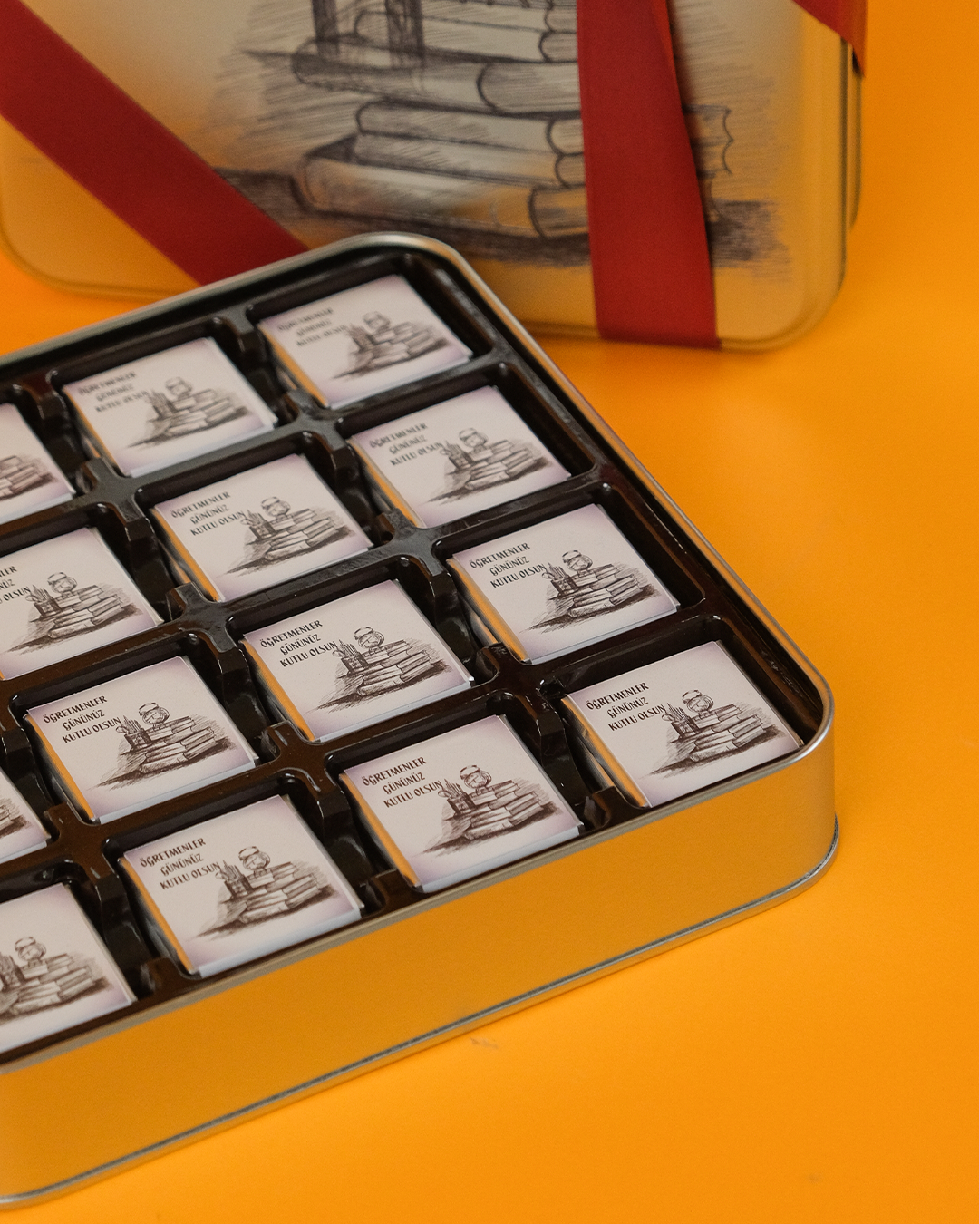 Tahta Desenli Öğretmenler Günü Hediyesi Madlen Çikolata Metal Kutu (48 Adet)