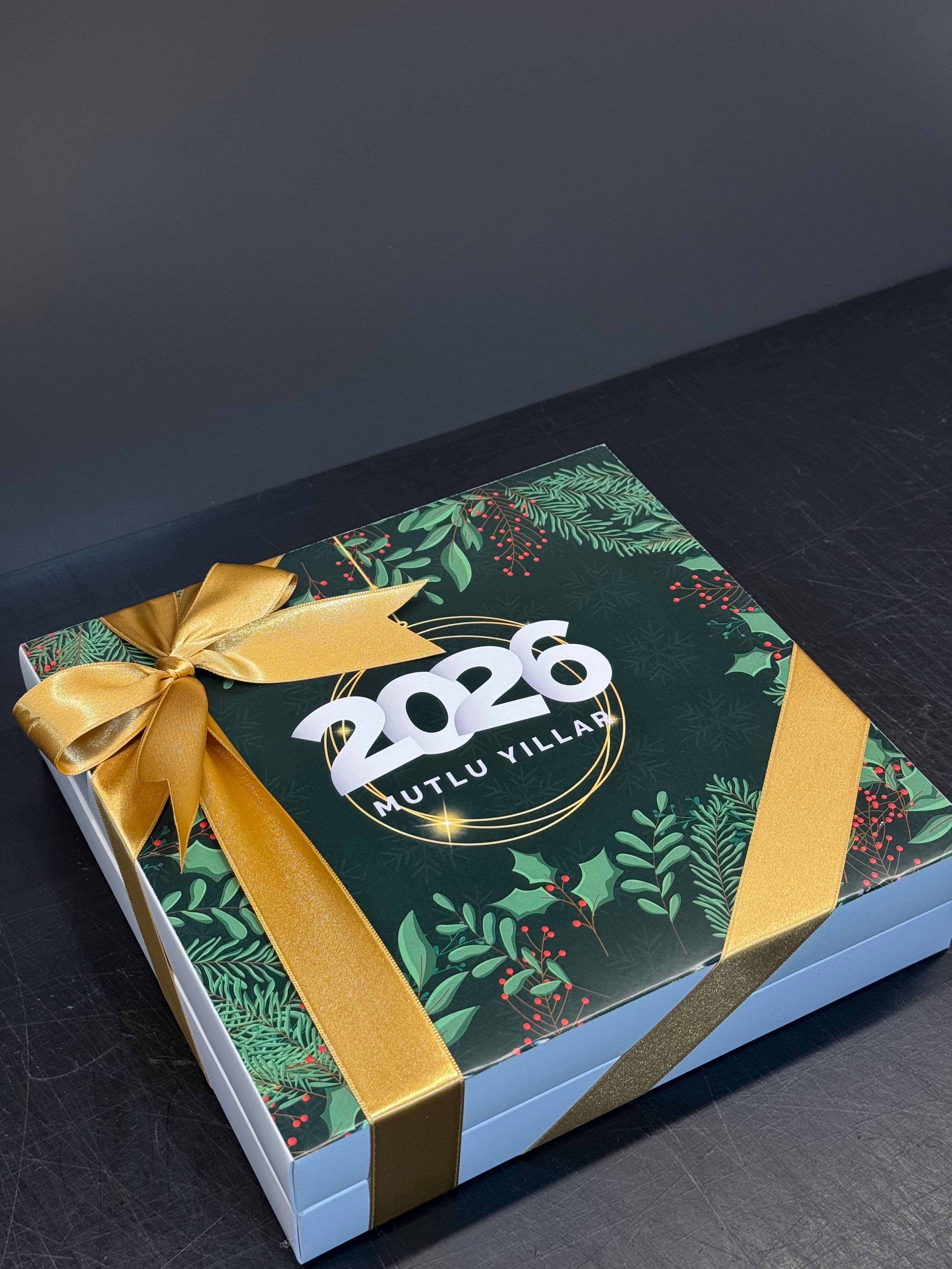 Yılbaşı Çikolataları Altın Desenli 32 Adet Madlen Çikolata Sunum Kutulu