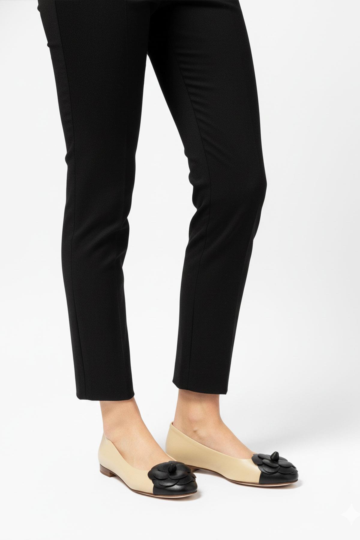 Bej Deri Çiçek Detaylı Babet