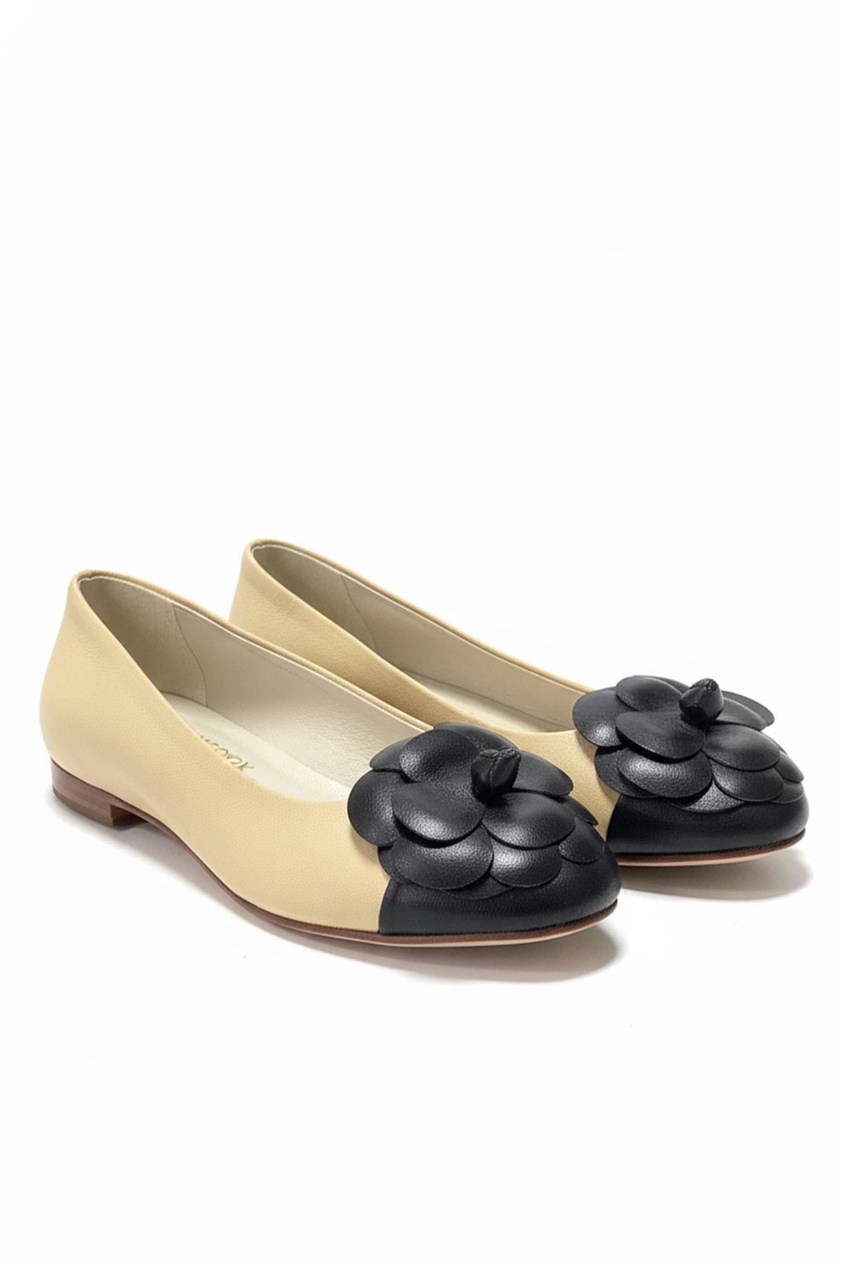 Bej Deri Çiçek Detaylı Babet