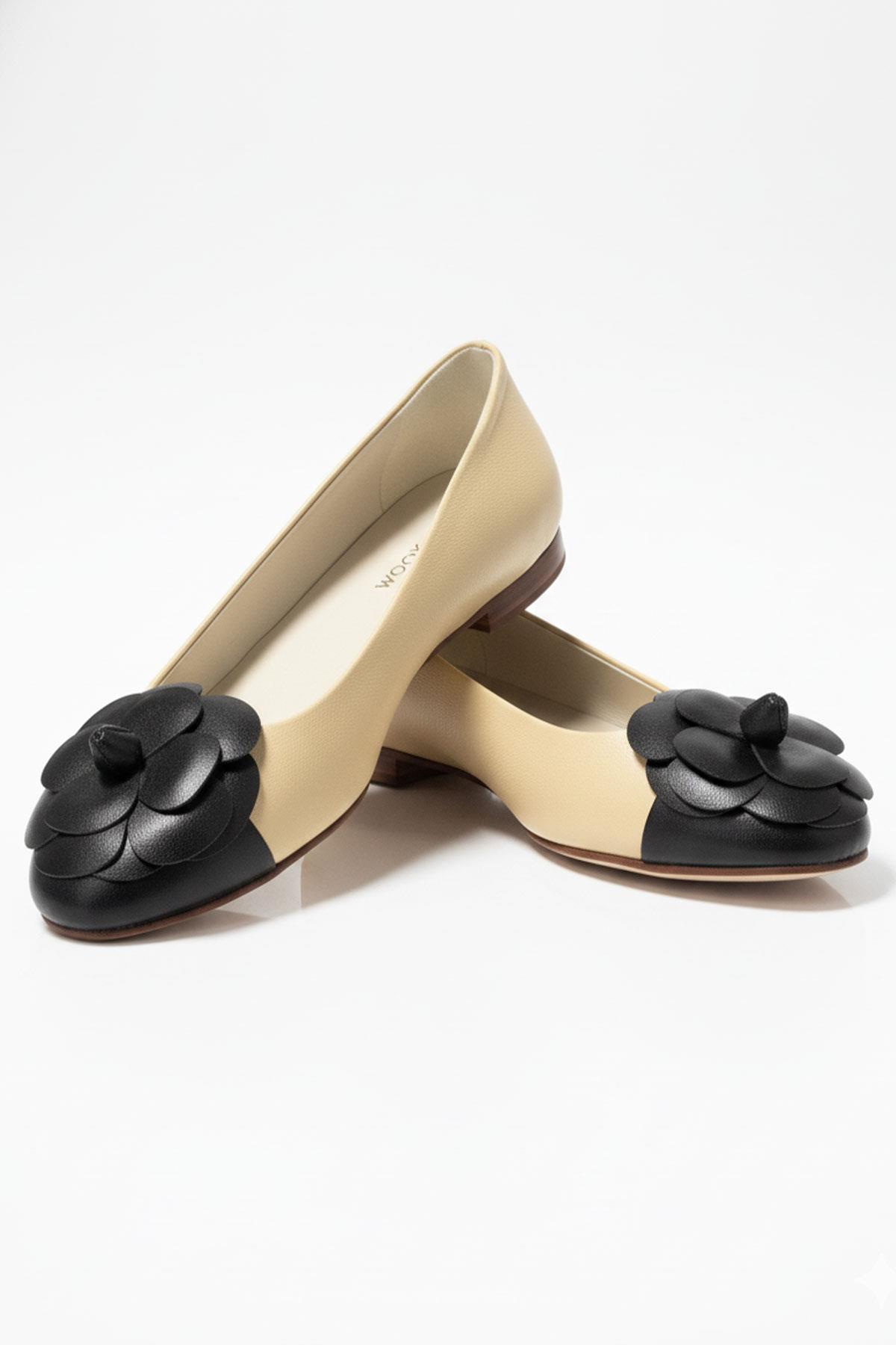 Bej Deri Çiçek Detaylı Babet