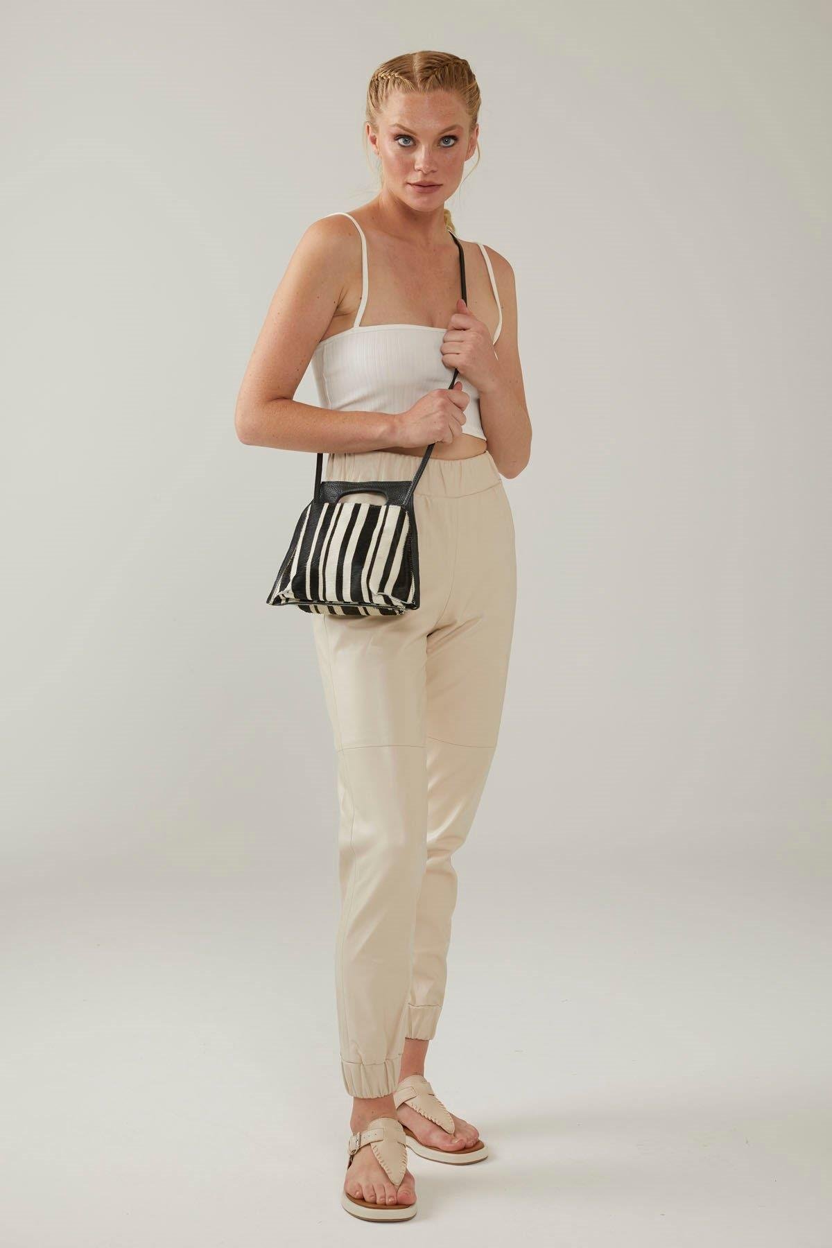 Bej Yüksek Bel Paçası Beli ve Paçası Lastikli Cepsiz Hakiki Deri Pantolon