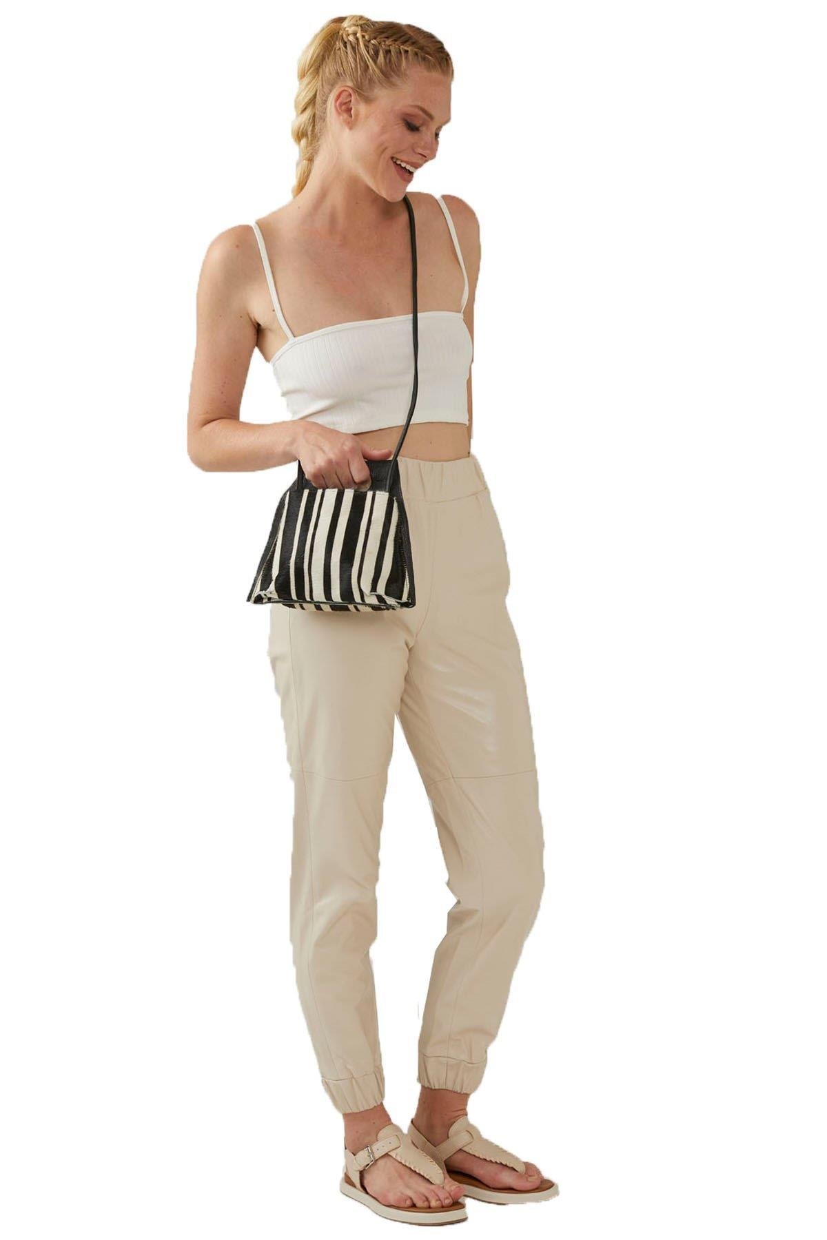 Bej Yüksek Bel Paçası Beli ve Paçası Lastikli Cepsiz Hakiki Deri Pantolon