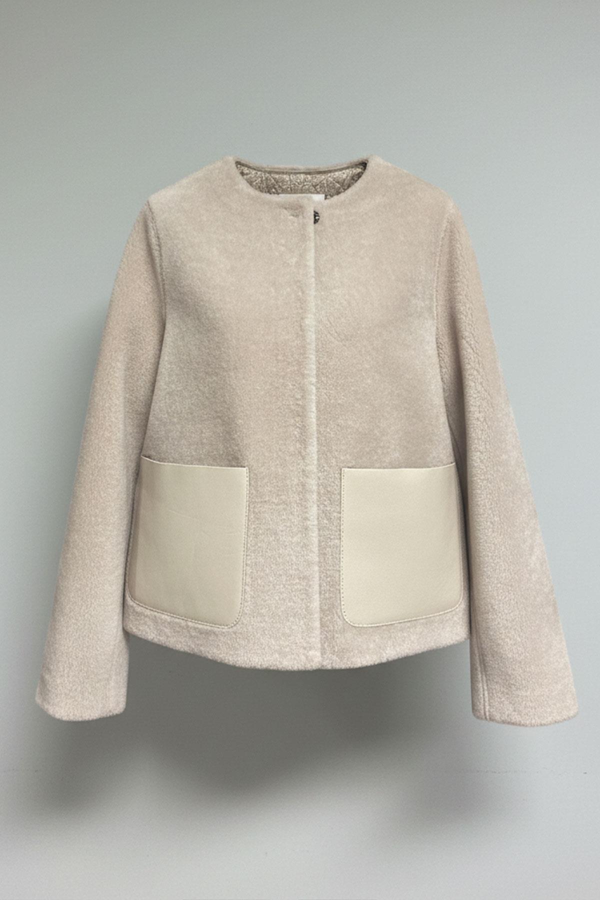 Bej Yumuşak Dokulu Deri Cepli Kısa Ceket