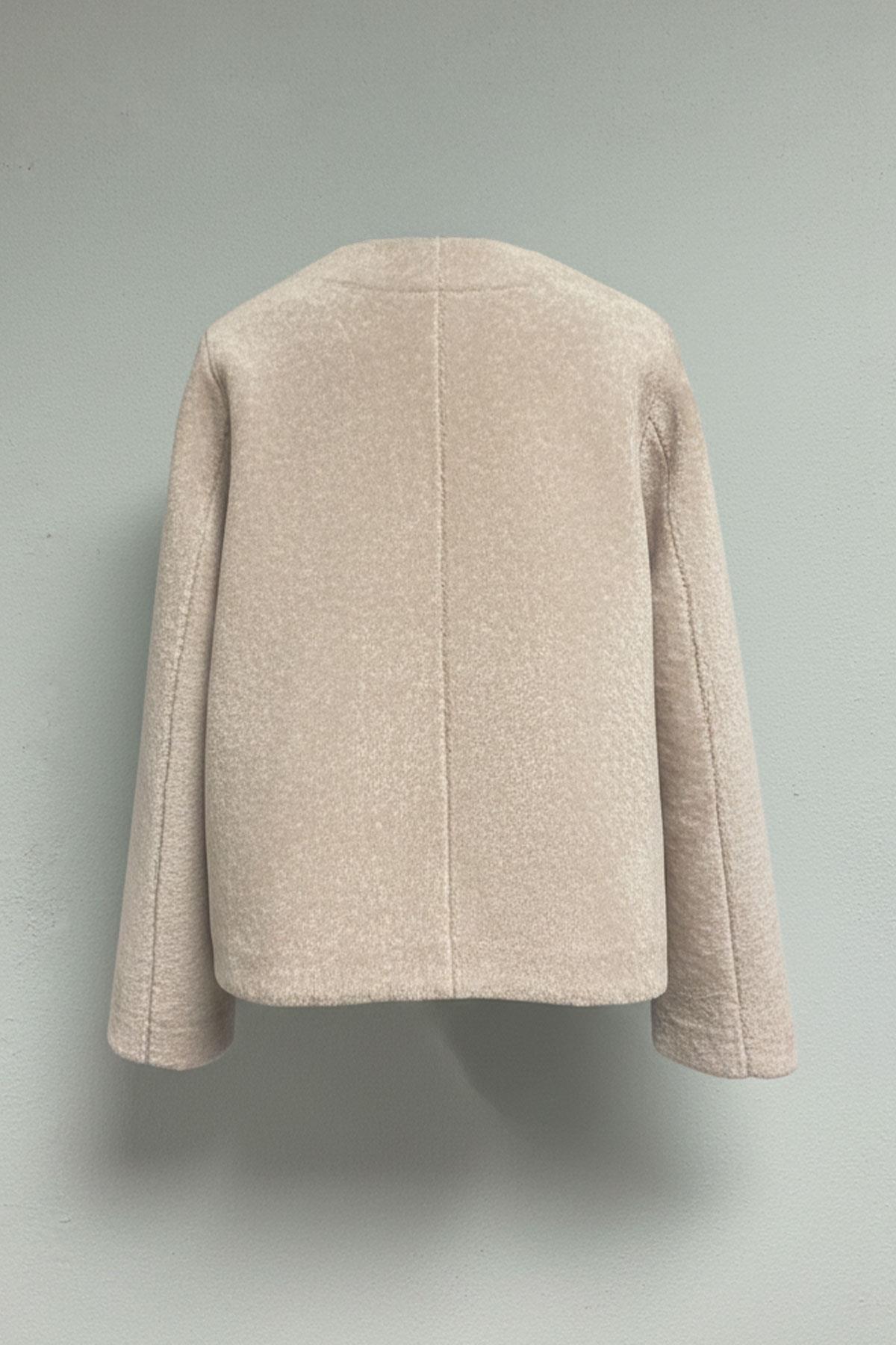 Bej Yumuşak Dokulu Deri Cepli Kısa Ceket