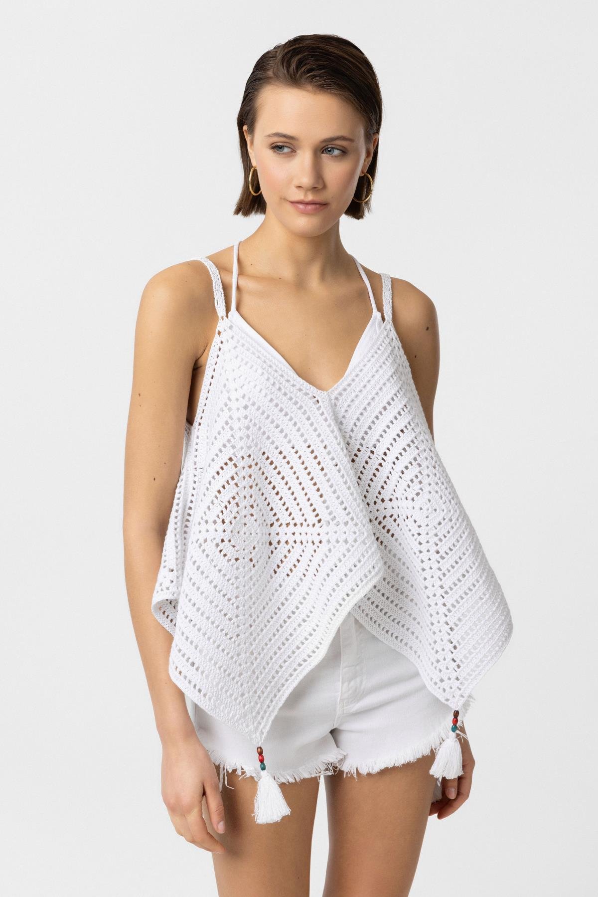 Beyaz Örgü Püskül Detaylı Askılı Bluz