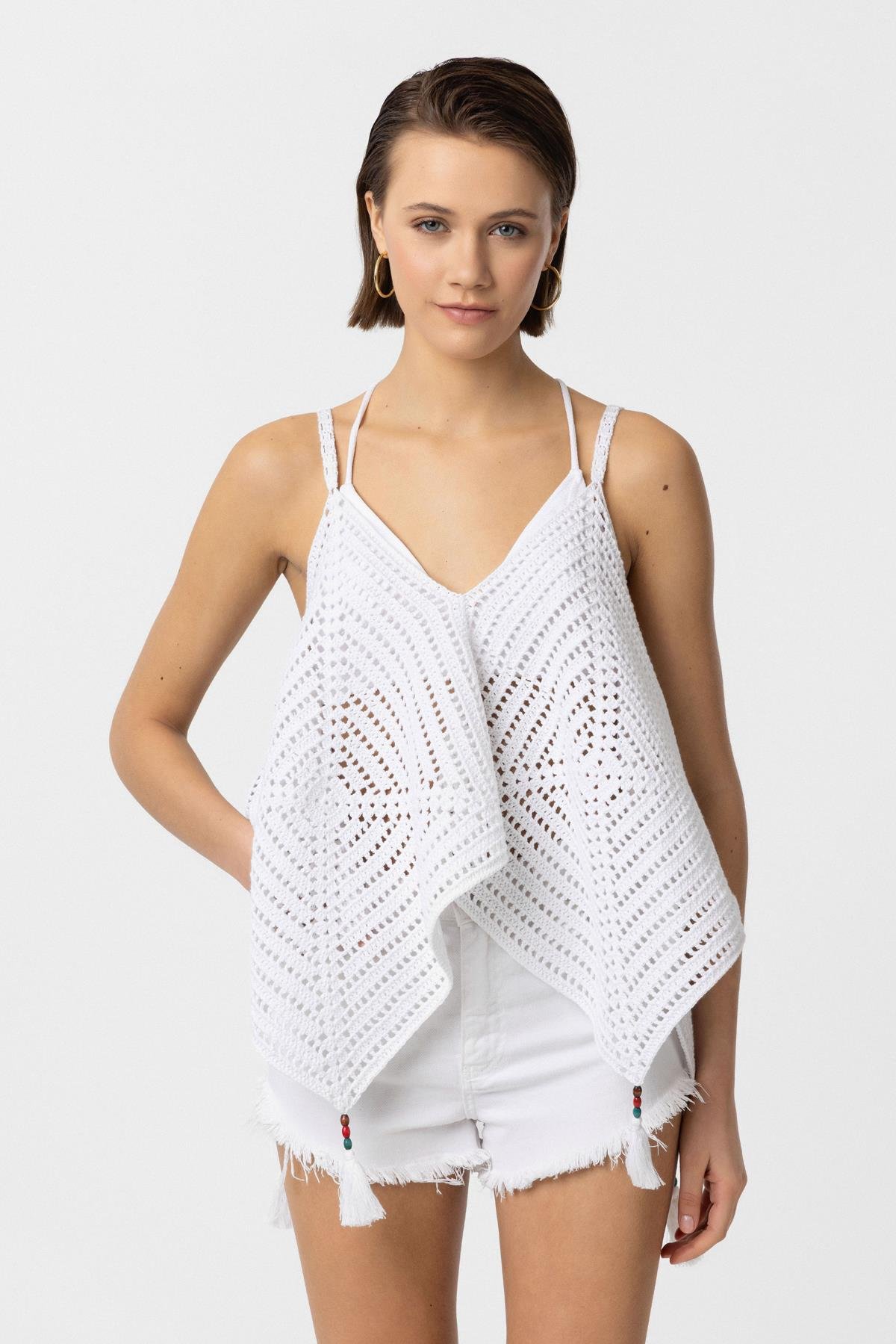 Beyaz Örgü Püskül Detaylı Askılı Bluz