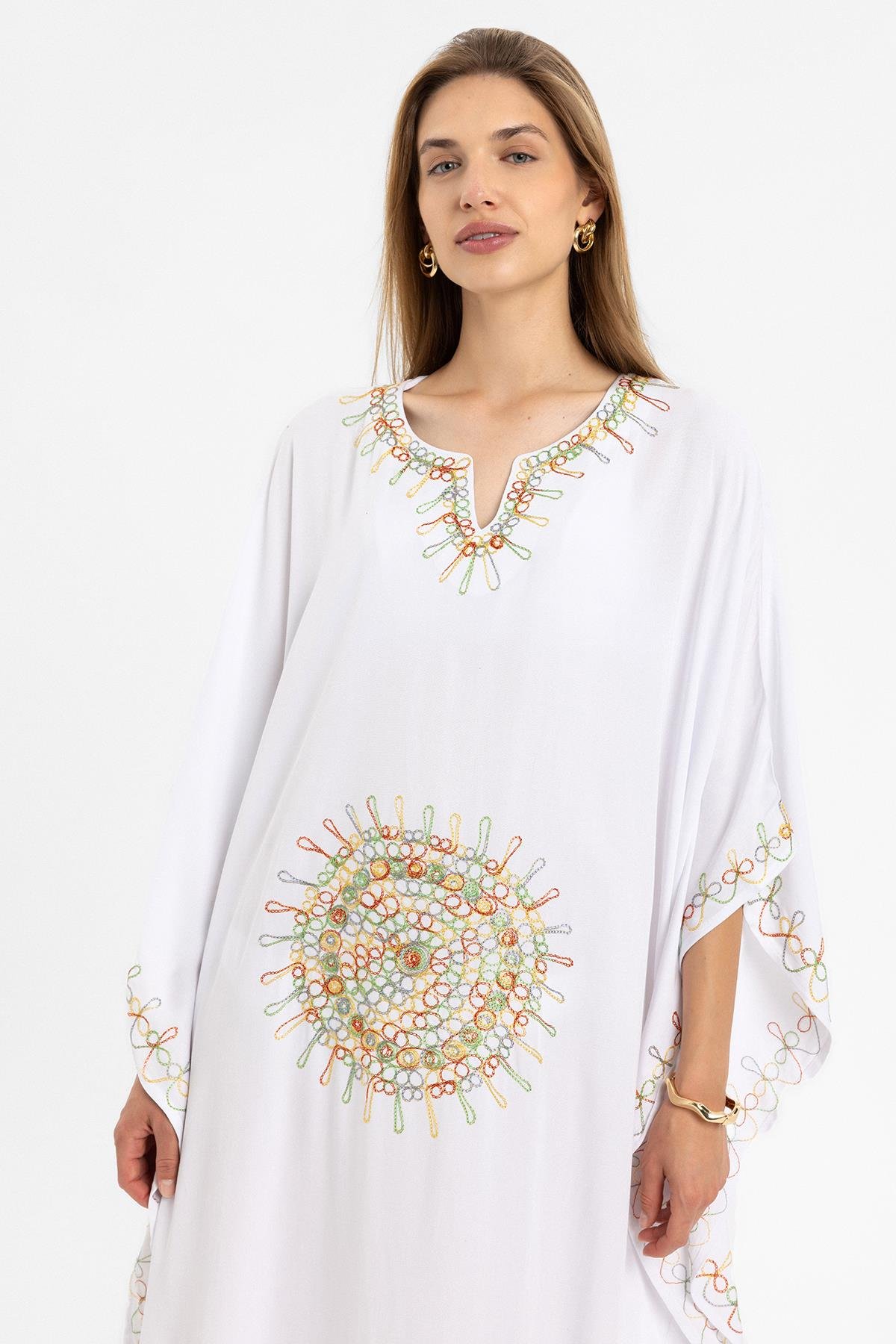 Beyaz Yarasa Kollu Nakış İşlemeli Yazlık Astarsız Pamuklu Kısa Kaftan Elbise