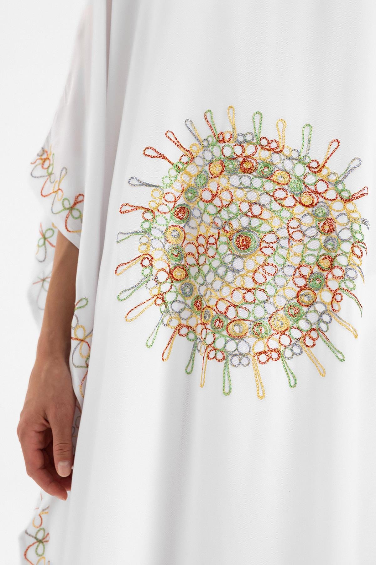 Beyaz Yarasa Kollu Nakış İşlemeli Yazlık Astarsız Pamuklu Kısa Kaftan Elbise