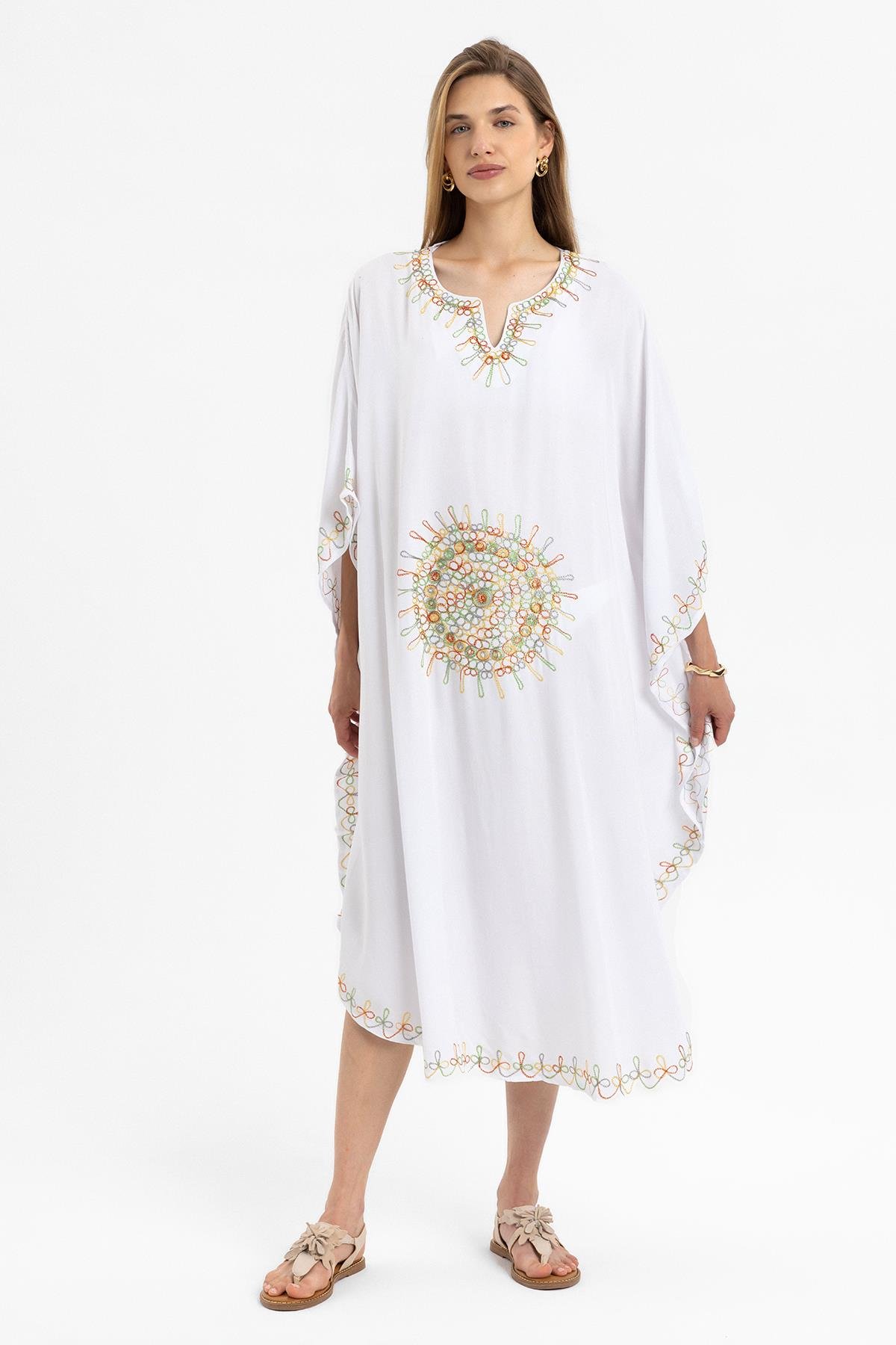 Beyaz Yarasa Kollu Nakış İşlemeli Yazlık Astarsız Pamuklu Kısa Kaftan Elbise