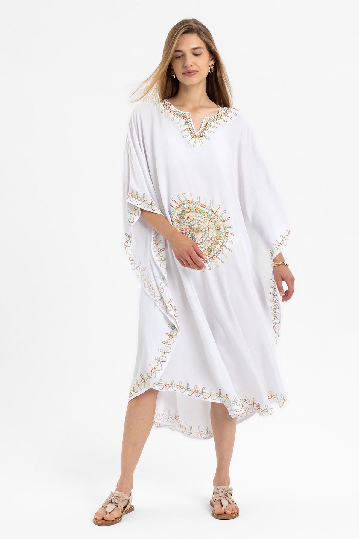 Beyaz Yarasa Kollu Nakış İşlemeli Yazlık Astarsız Pamuklu Kısa Kaftan Elbise