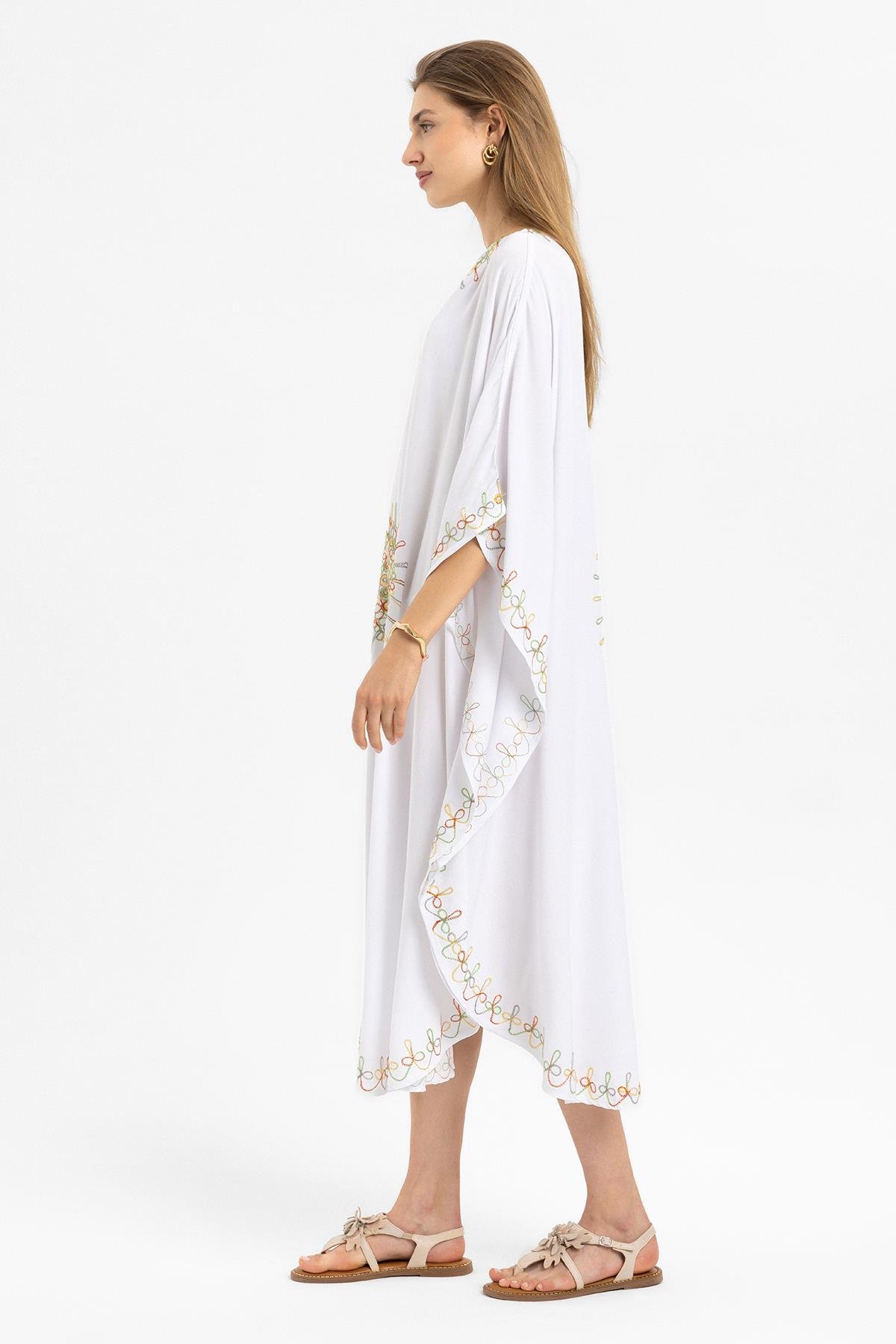 Beyaz Yarasa Kollu Nakış İşlemeli Yazlık Astarsız Pamuklu Kısa Kaftan Elbise