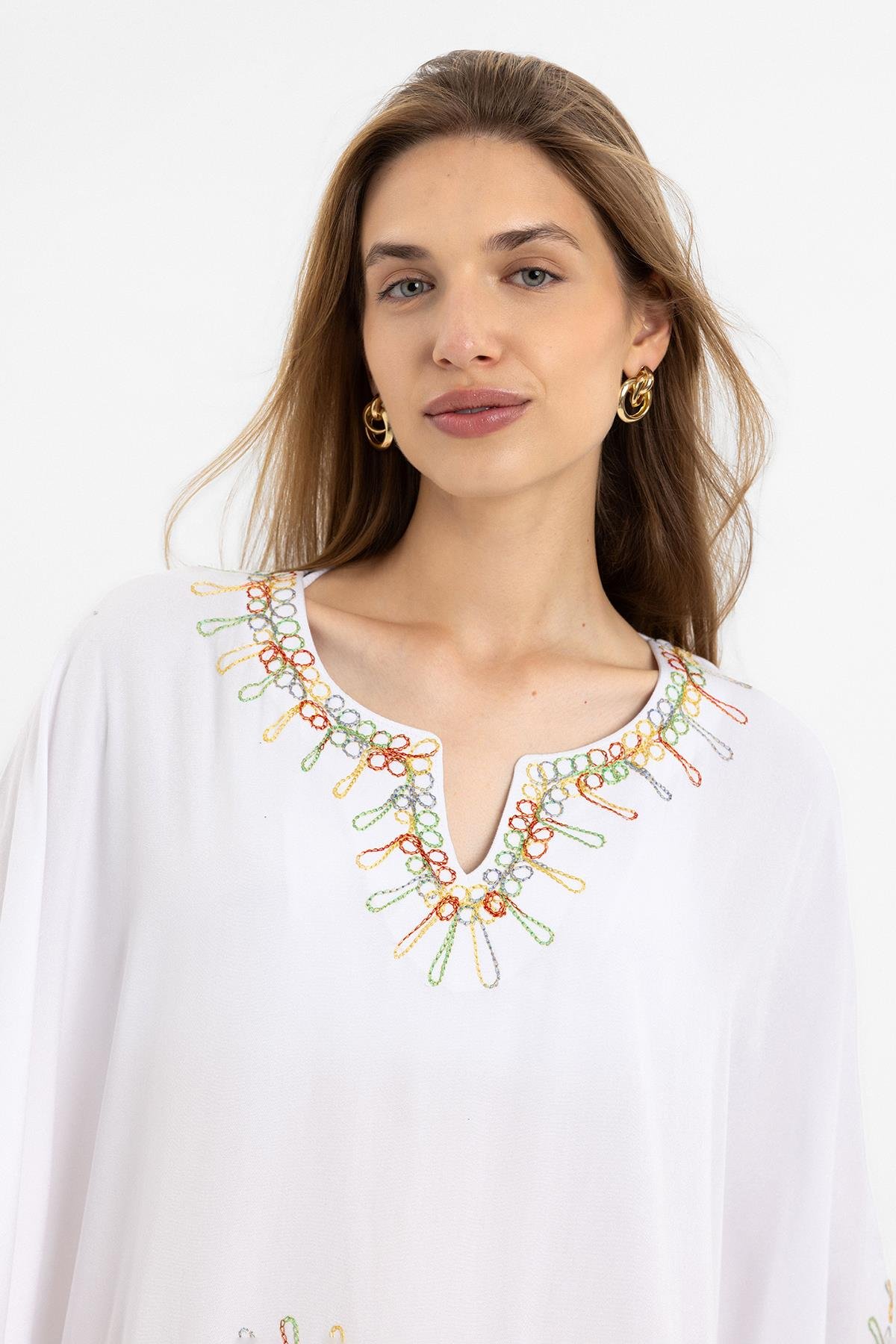 Beyaz Yarasa Kollu Nakış İşlemeli Yazlık Astarsız Pamuklu Kısa Kaftan Elbise