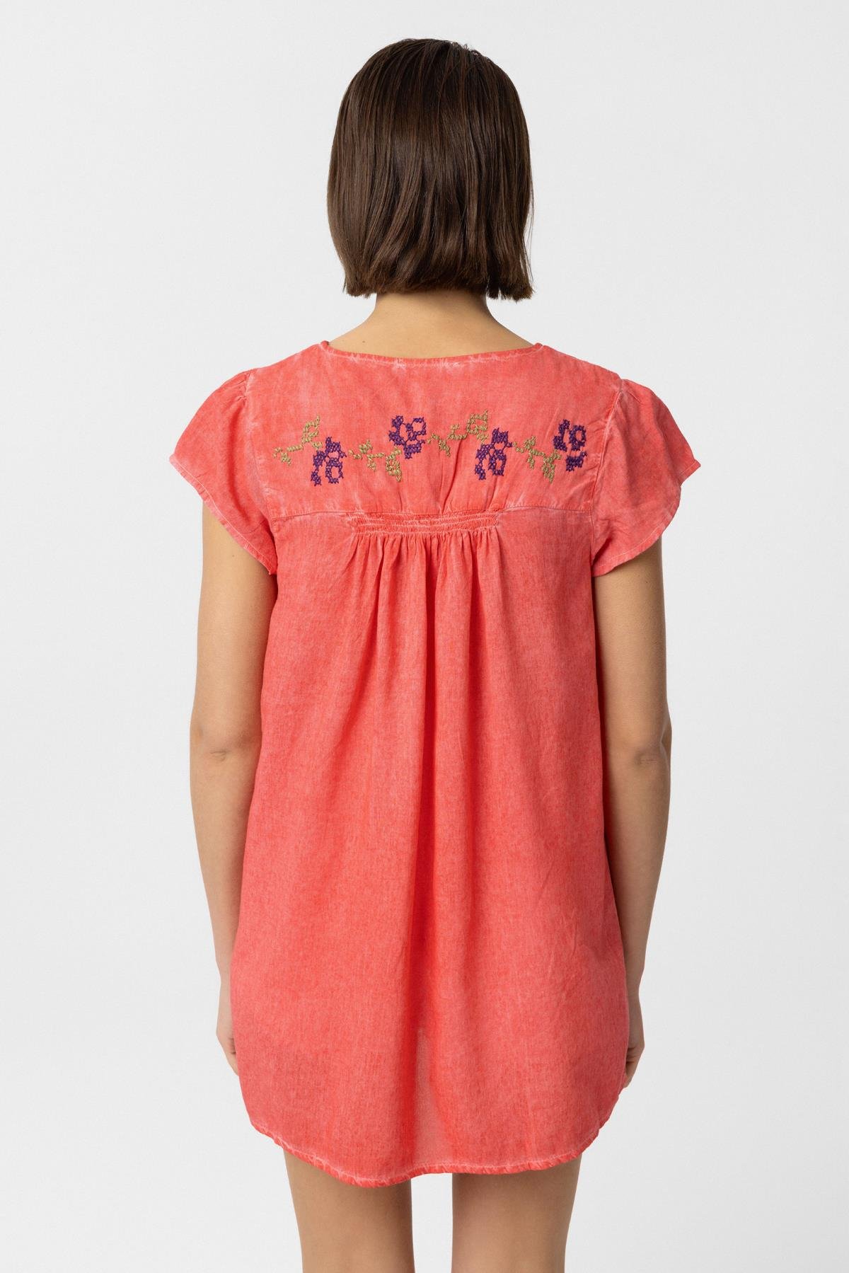 Nar Çiçeği Sırtı Nakışlı Kısa Kollu Pamuklu Gömlek Bluz