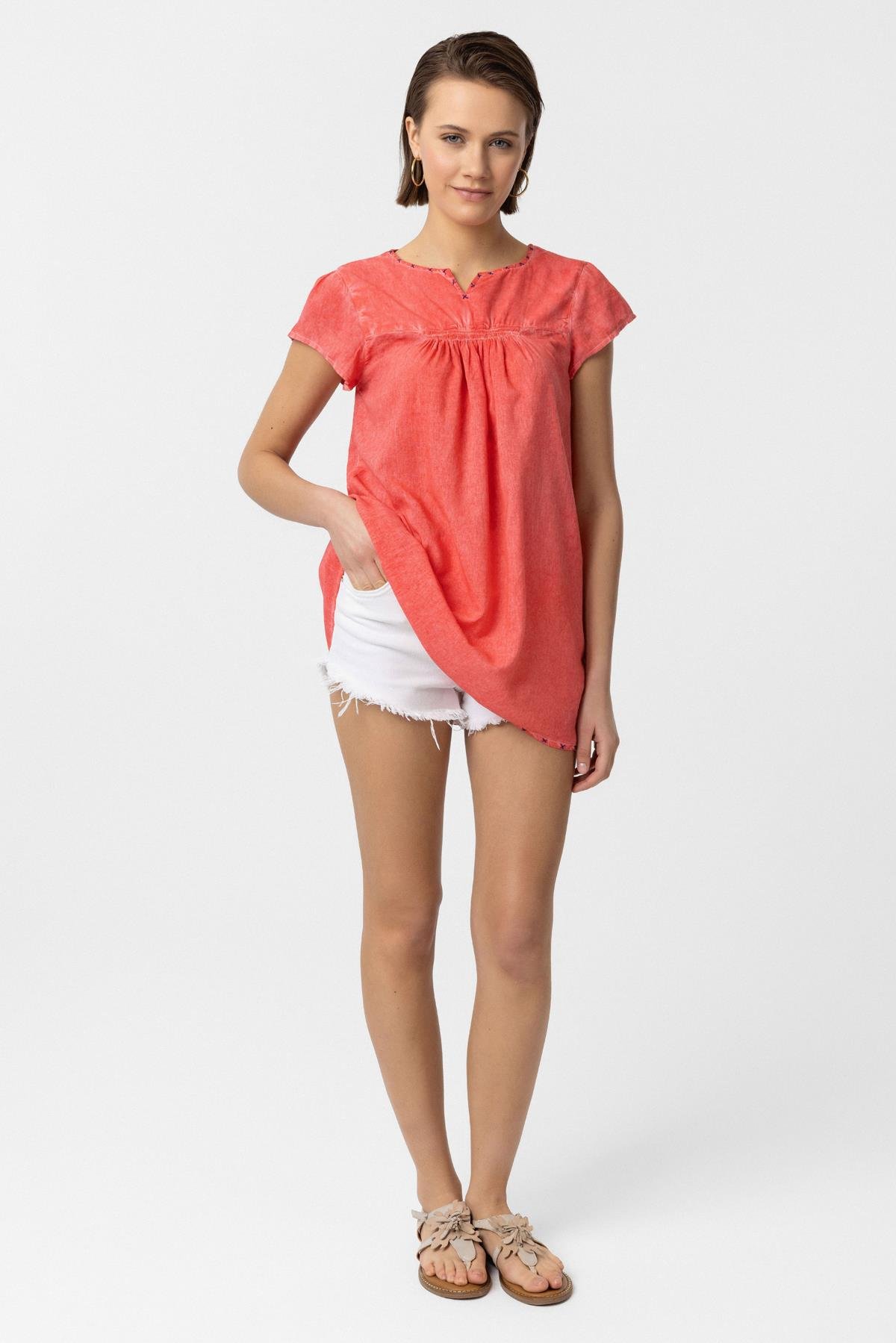 Nar Çiçeği Sırtı Nakışlı Kısa Kollu Pamuklu Gömlek Bluz