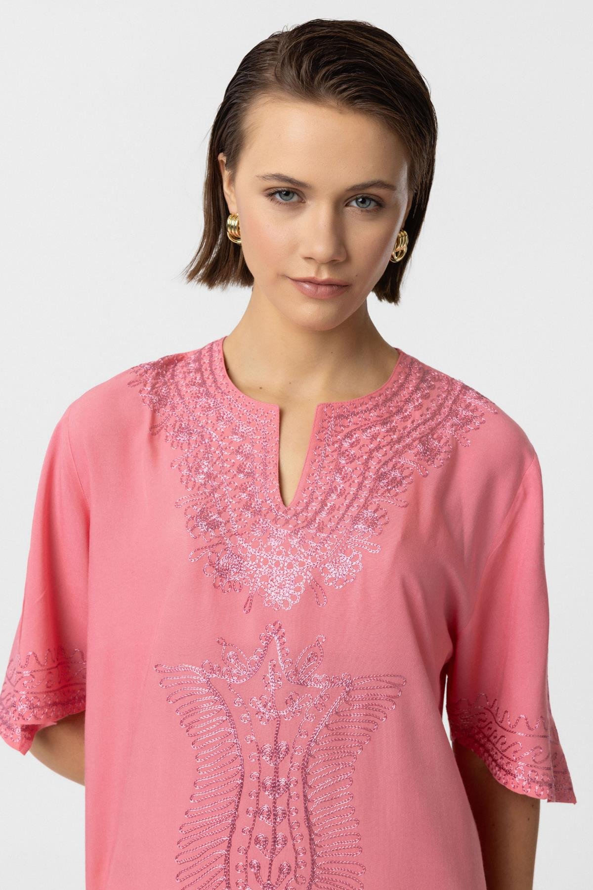 Pembe İşlemeli Uzun Kollu Astarsız Pamuklu Kısa Elbise