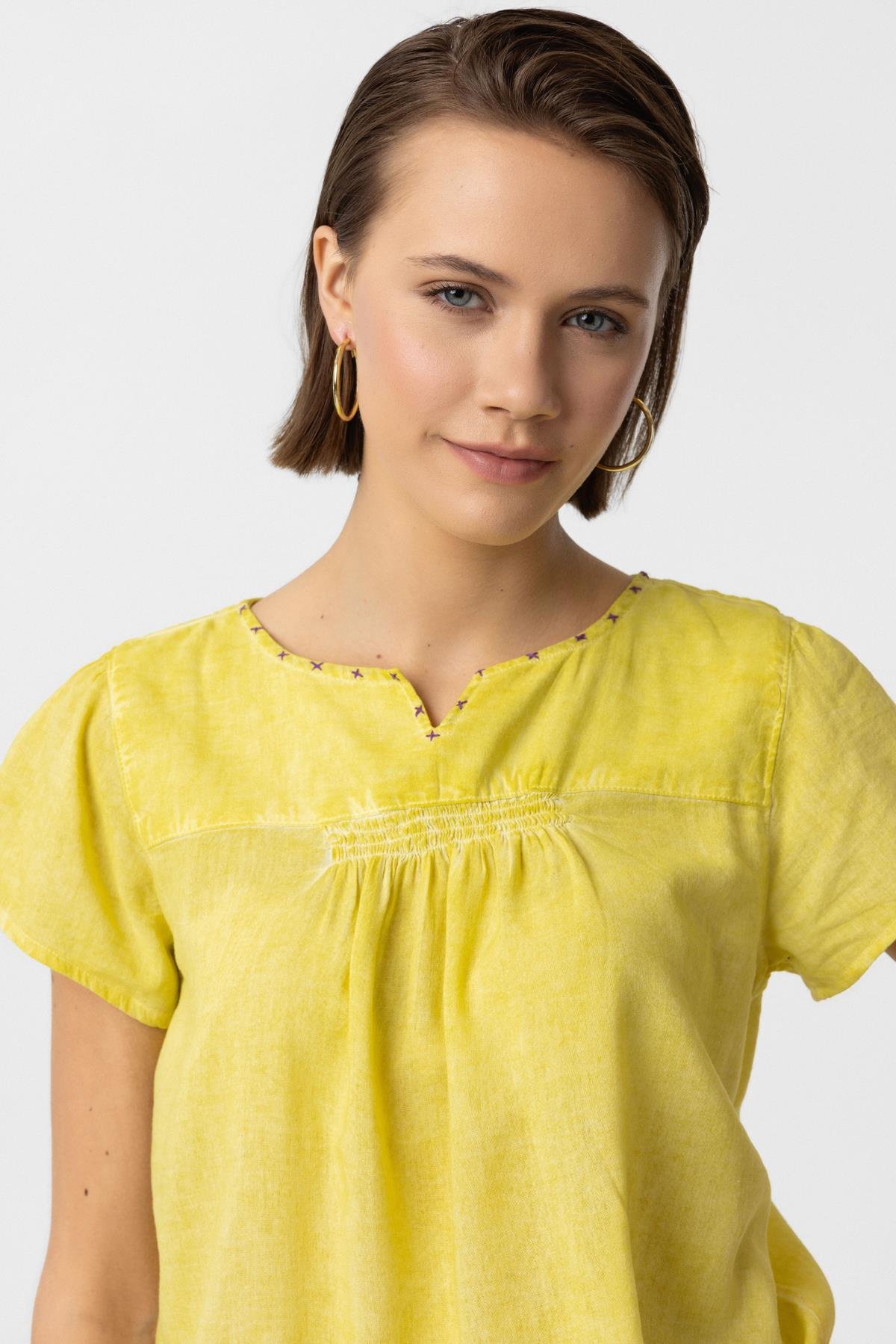 Sarı Sırtı Nakışlı Kısa Kollu Pamuklu Gömlek Bluz