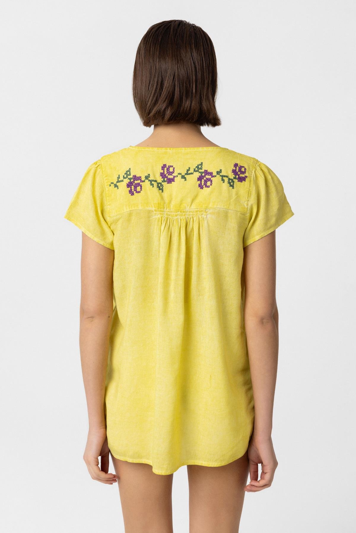 Sarı Sırtı Nakışlı Kısa Kollu Pamuklu Gömlek Bluz