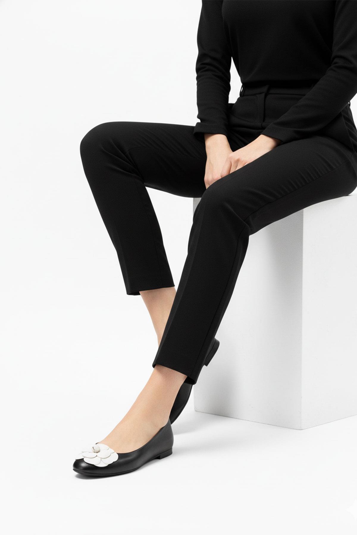 Siyah Deri Çiçek Detaylı Babet 