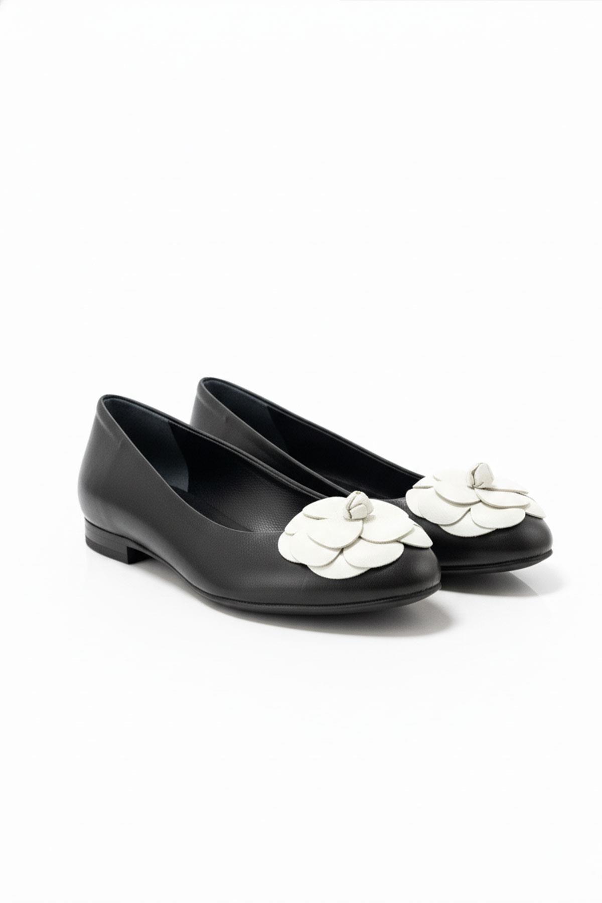 Siyah Deri Çiçek Detaylı Babet 